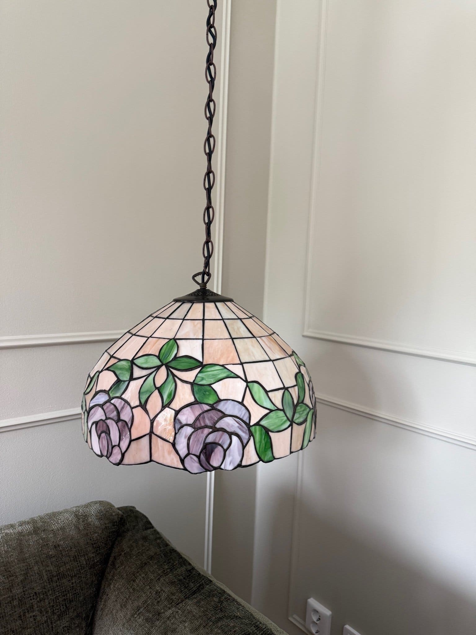 Taklampa i Tiffany-stil med rosmotiv
