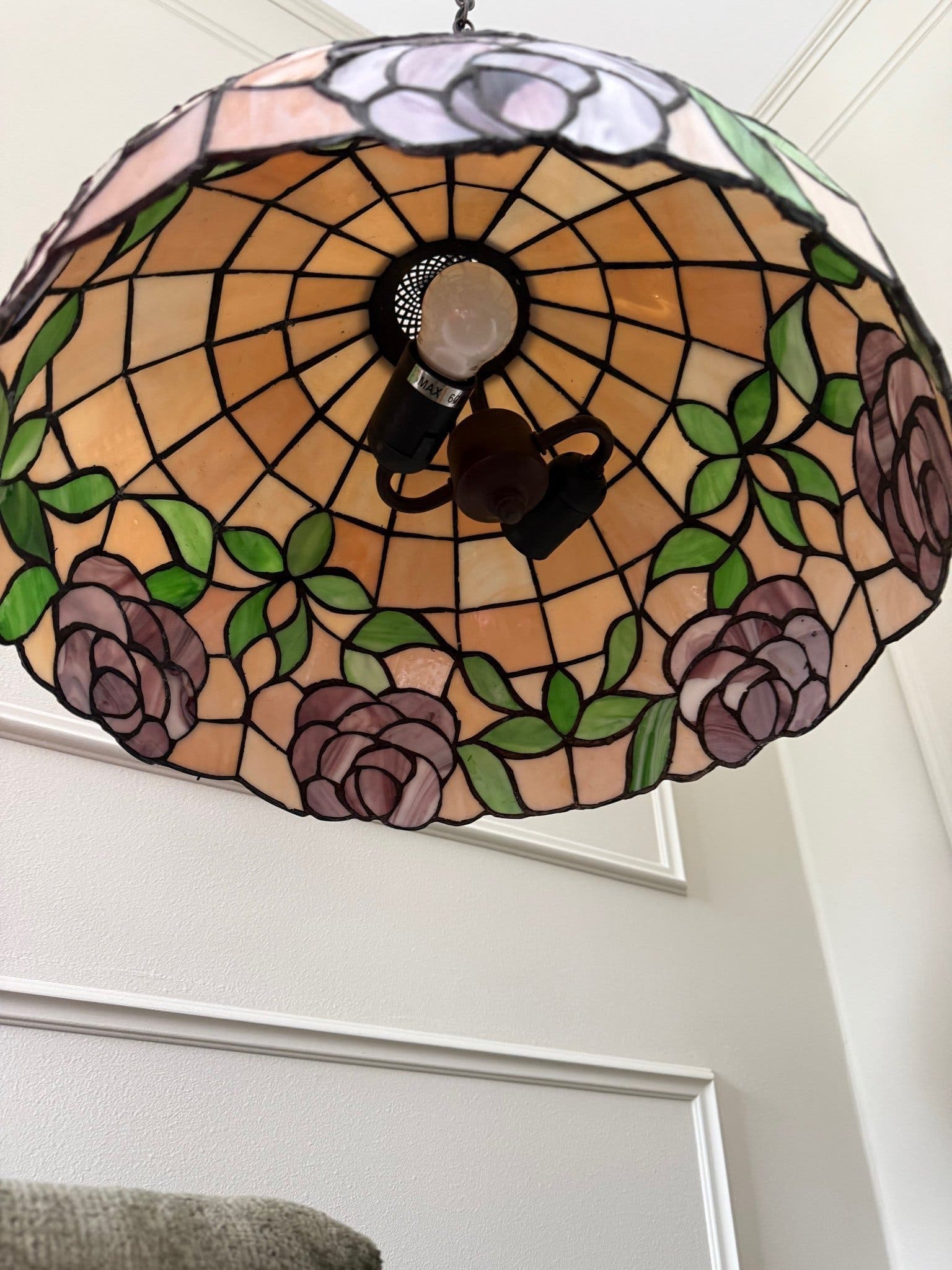 Taklampa i Tiffany-stil med rosmotiv
