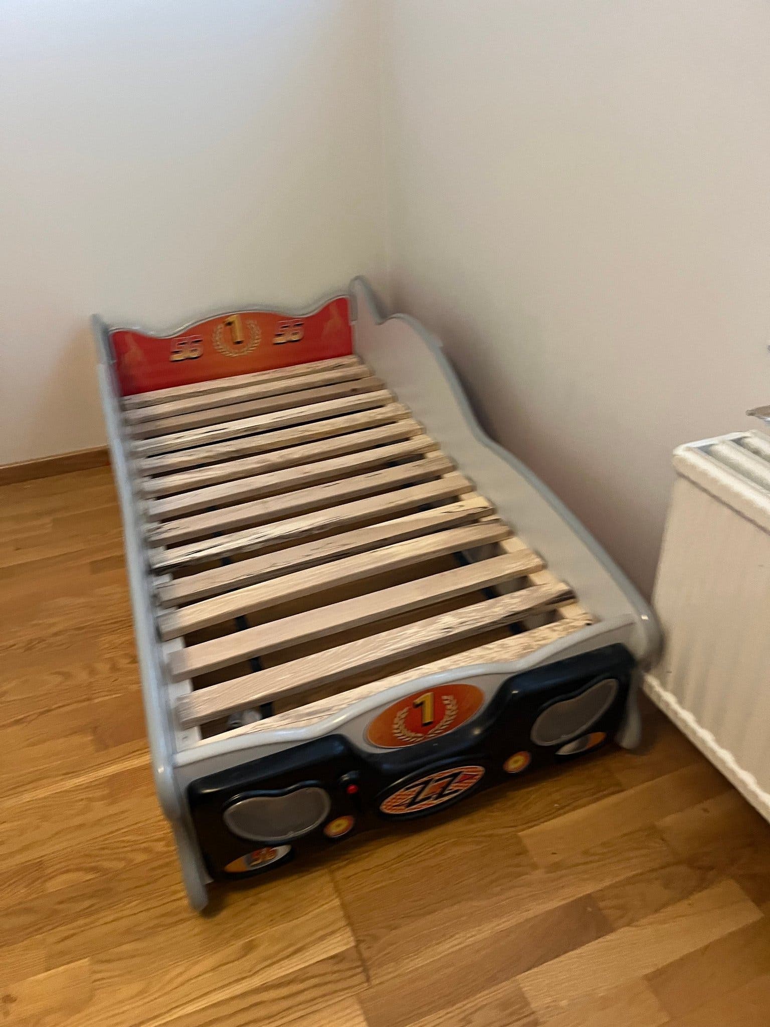 Barnsäng i form av en racerbil