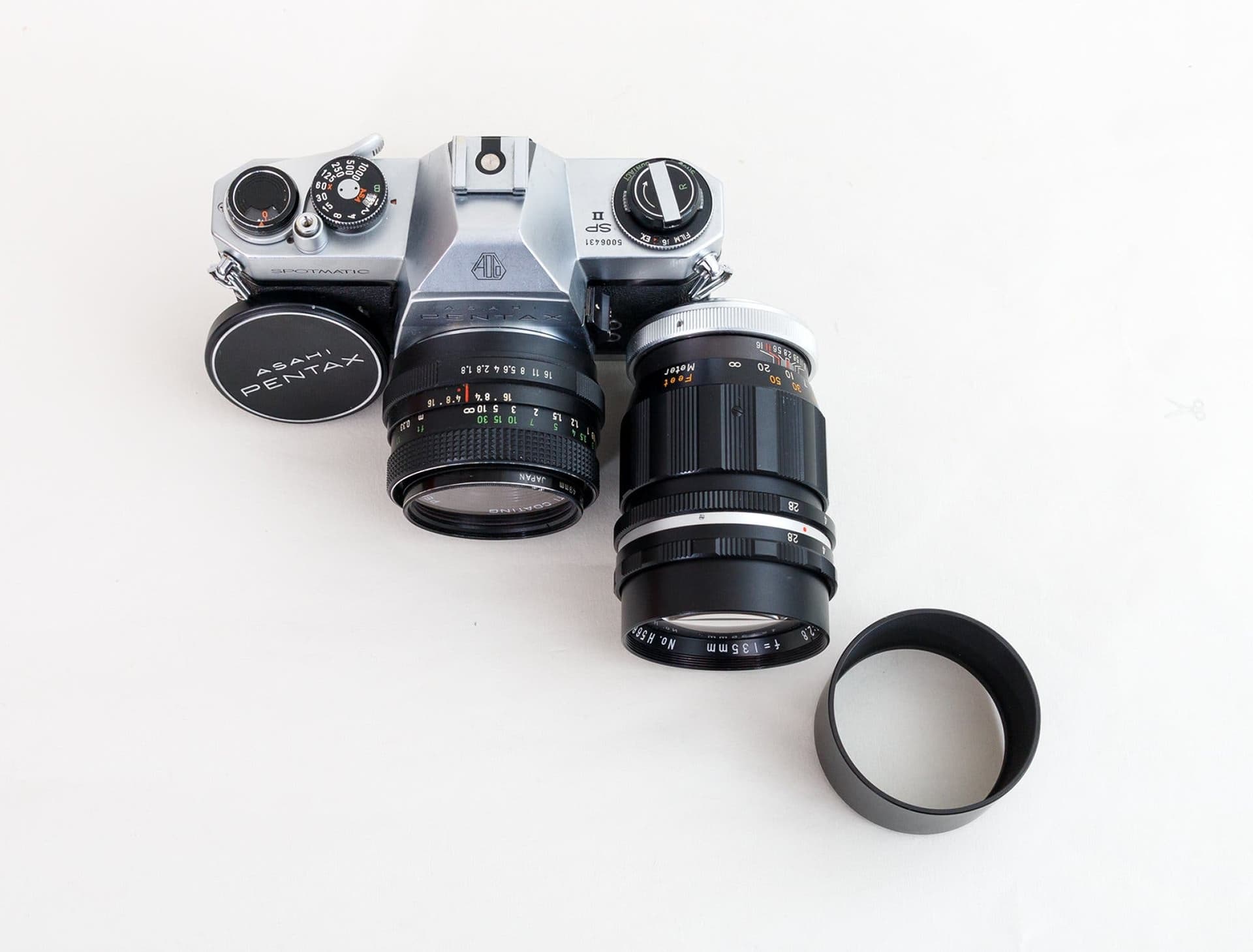 ASAHI PENTAX SPOTMATIC SP II, M42 MED 2 OBJEKTIV: 50 MM F1,8 & 135 MM F2,8 LÄS!