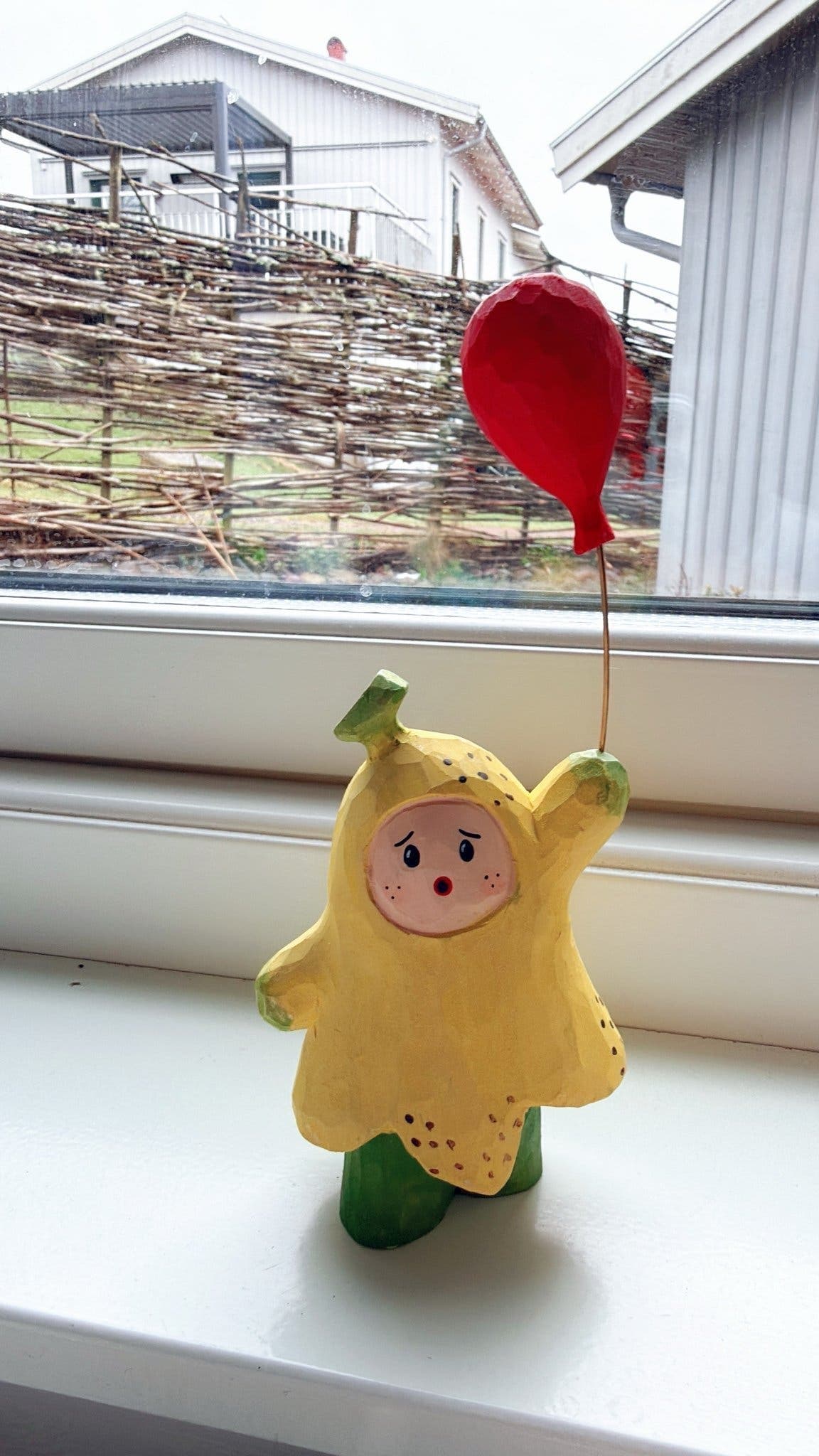 Söt handgjord träfigur med ballong – unik dekoration för barnrum / present