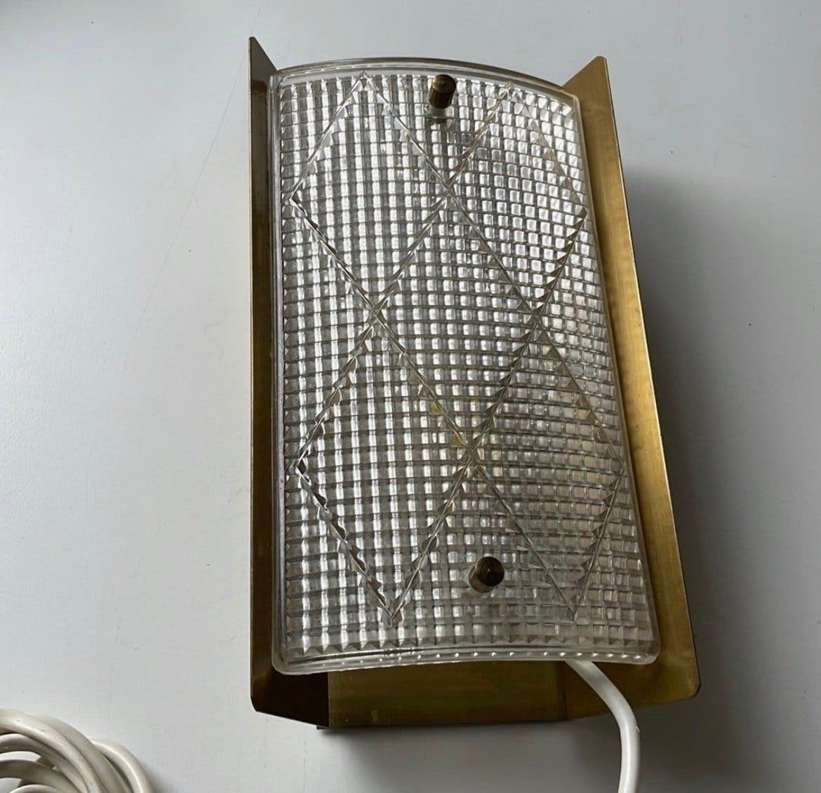 Retro-Vägglampa i mässing med räfflat glas