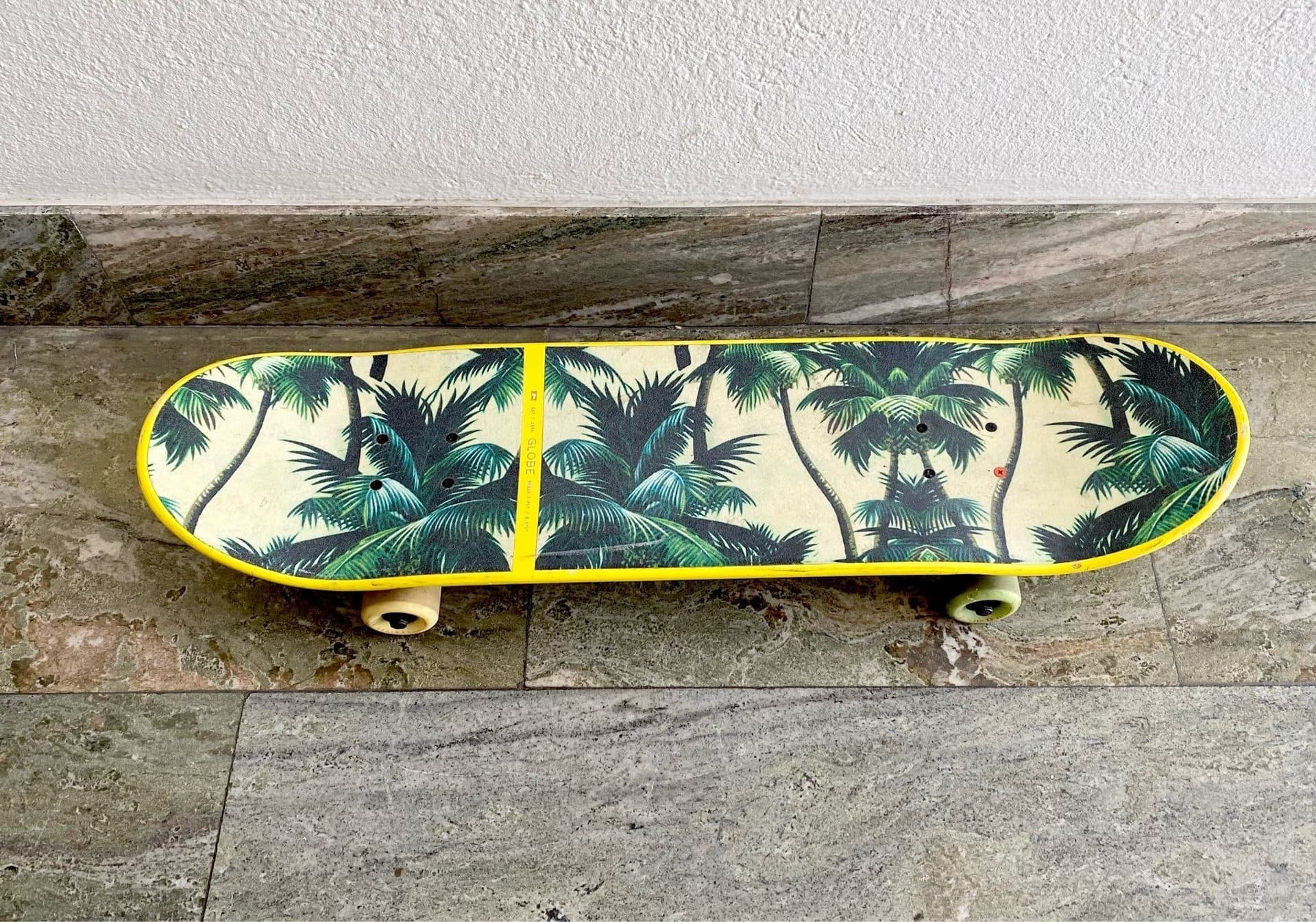 Globe Skateboard "Yellow Palms" 32.5"