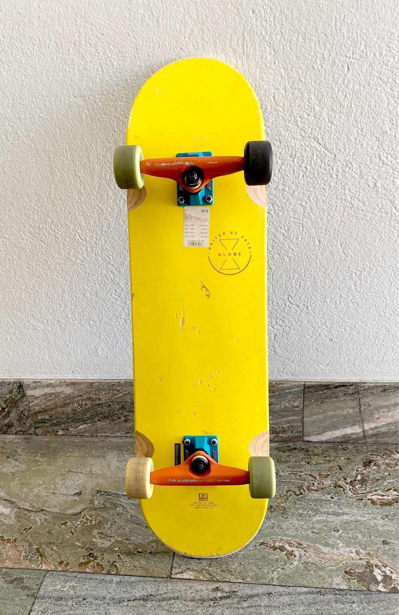 Globe Skateboard "Yellow Palms" 32.5"