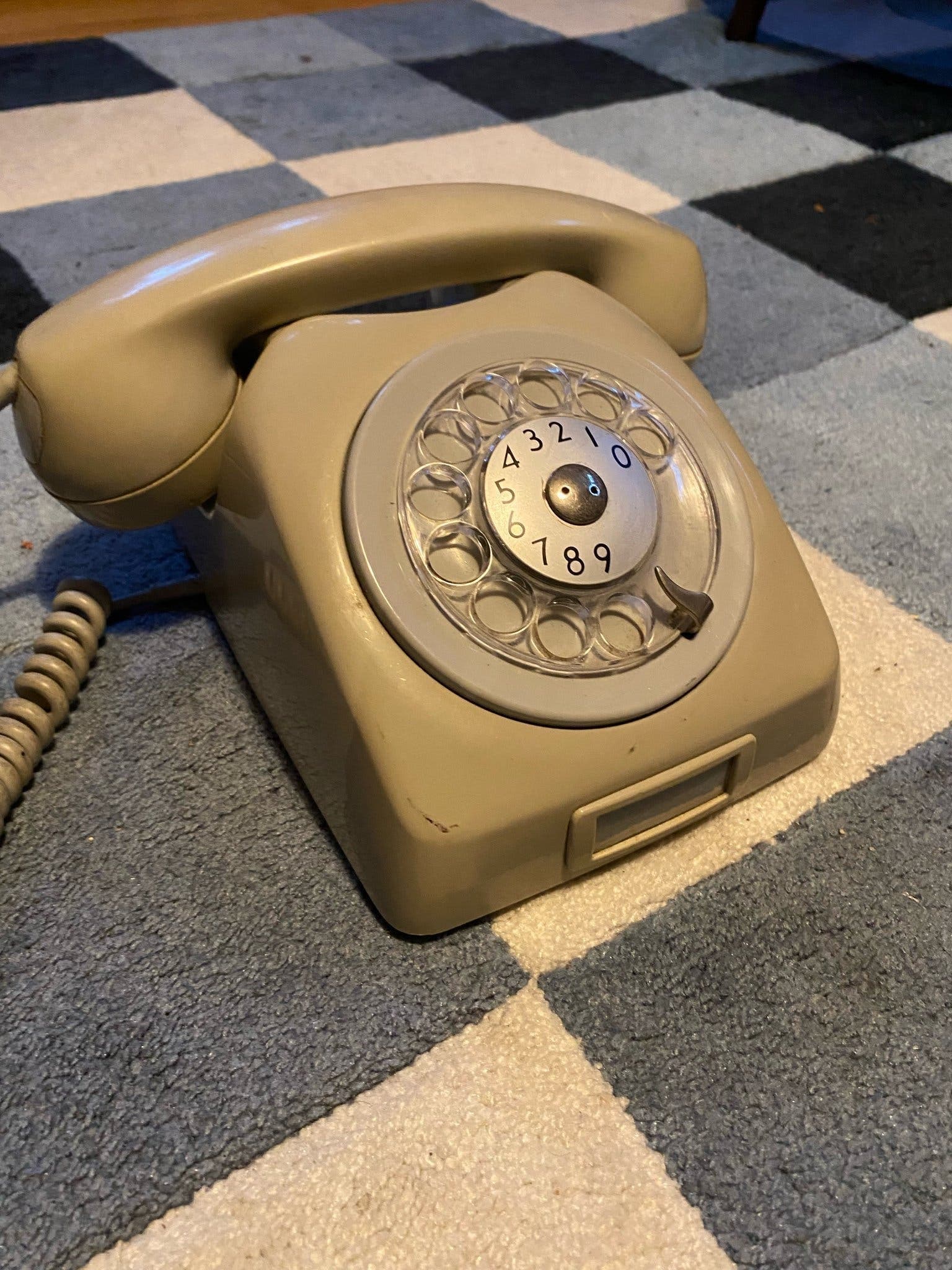 Grå retro telefon med fingerskiva