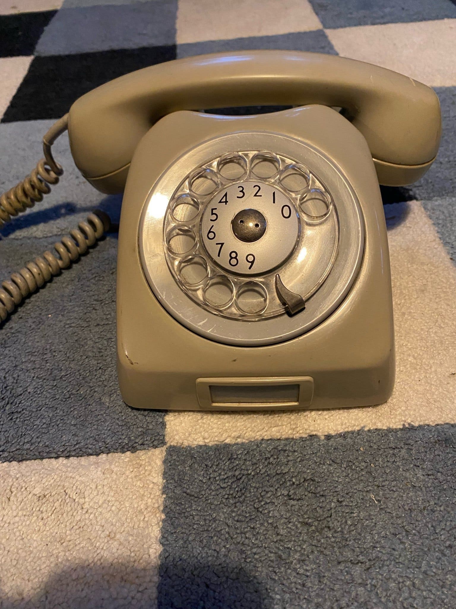 Grå retro telefon med fingerskiva