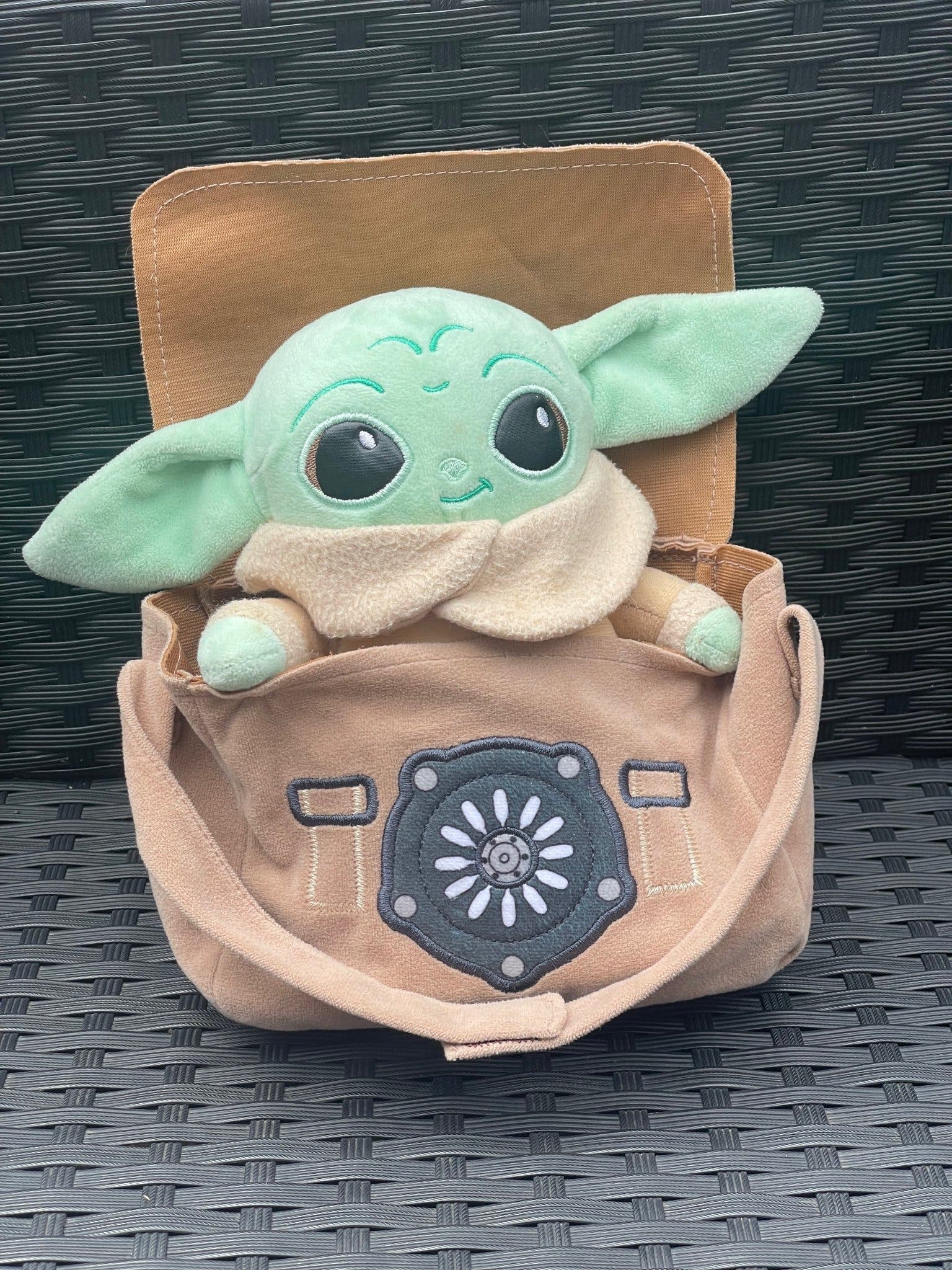 Star Wars Grogu (Baby Yoda) med väska – Gosedjur