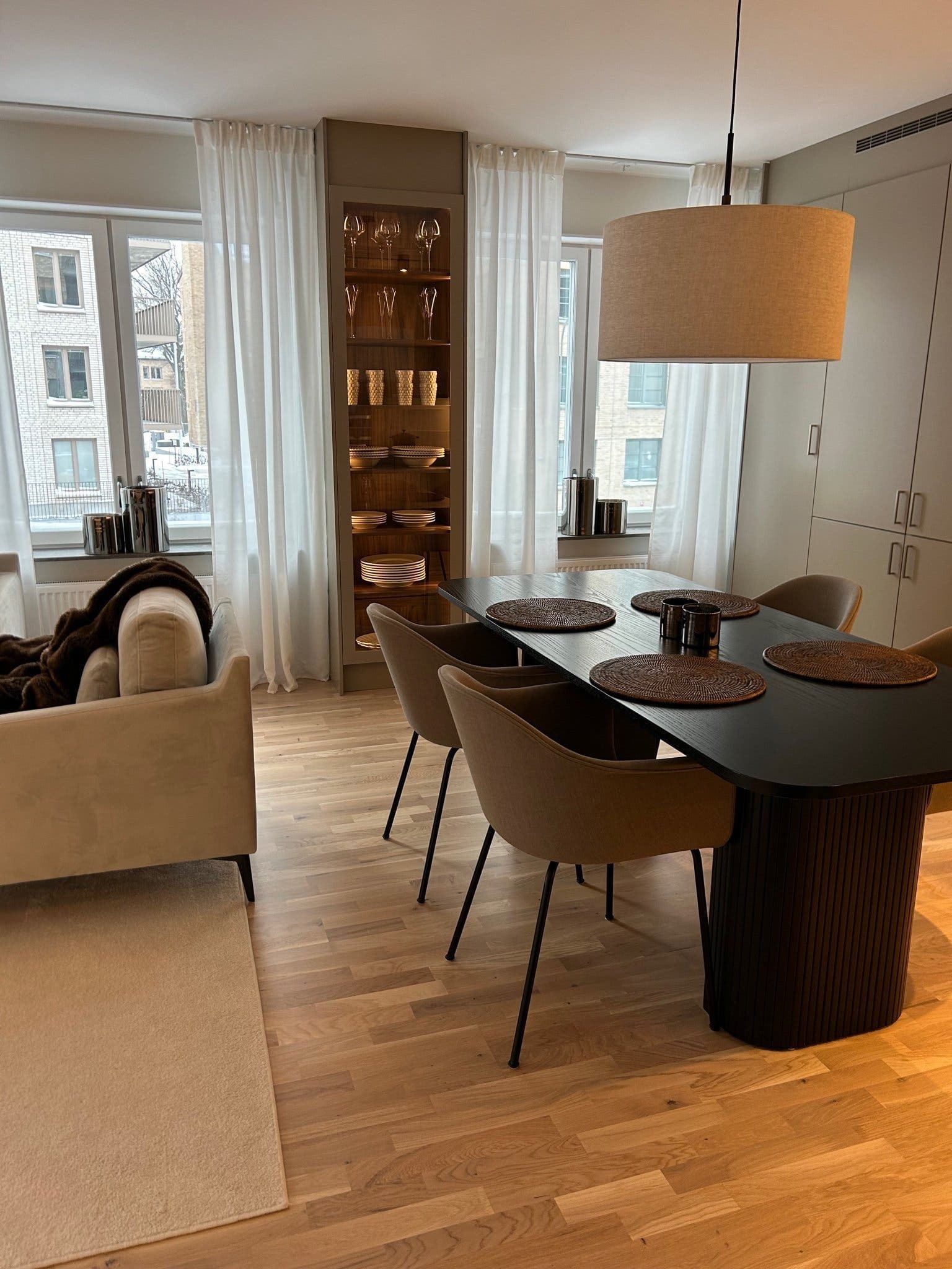 Elegant matbord 200x90 cm + 2 nya bordsskivor