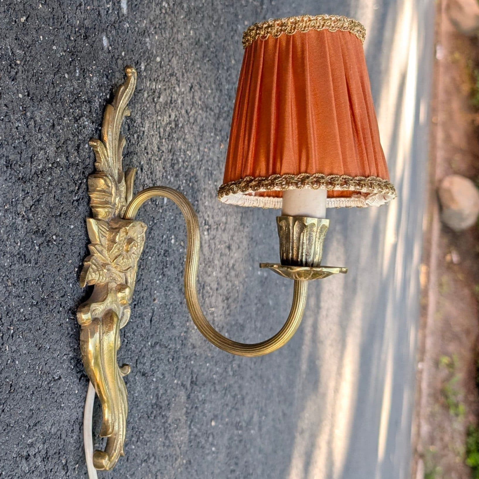 Retro: Vägglampett i mässing med orange lampskärm, rokokostil, vägglampa