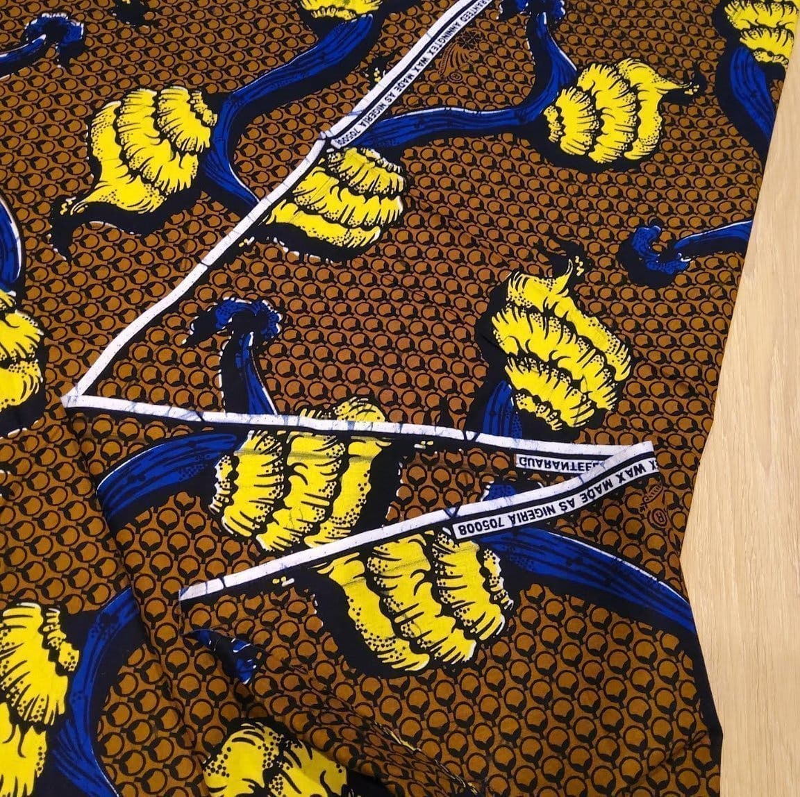 ÄKTA waxprint i bomull. Brun, gul, blå. 115 x 360 cm. African wax print Ankara