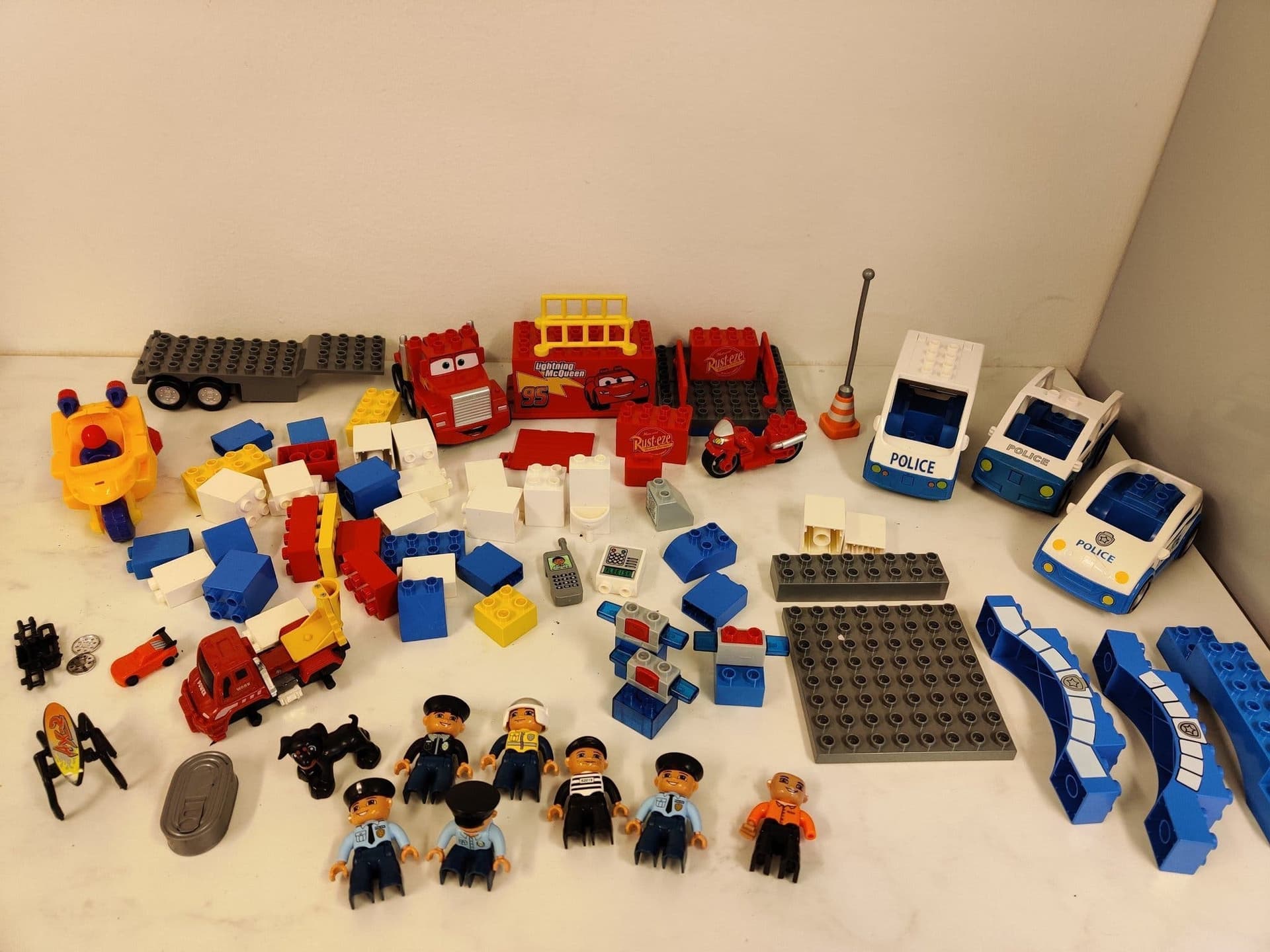 Lego Duplo, stor samling figurer, polisbilar och bitar + Blixten Mc Queen m.m.