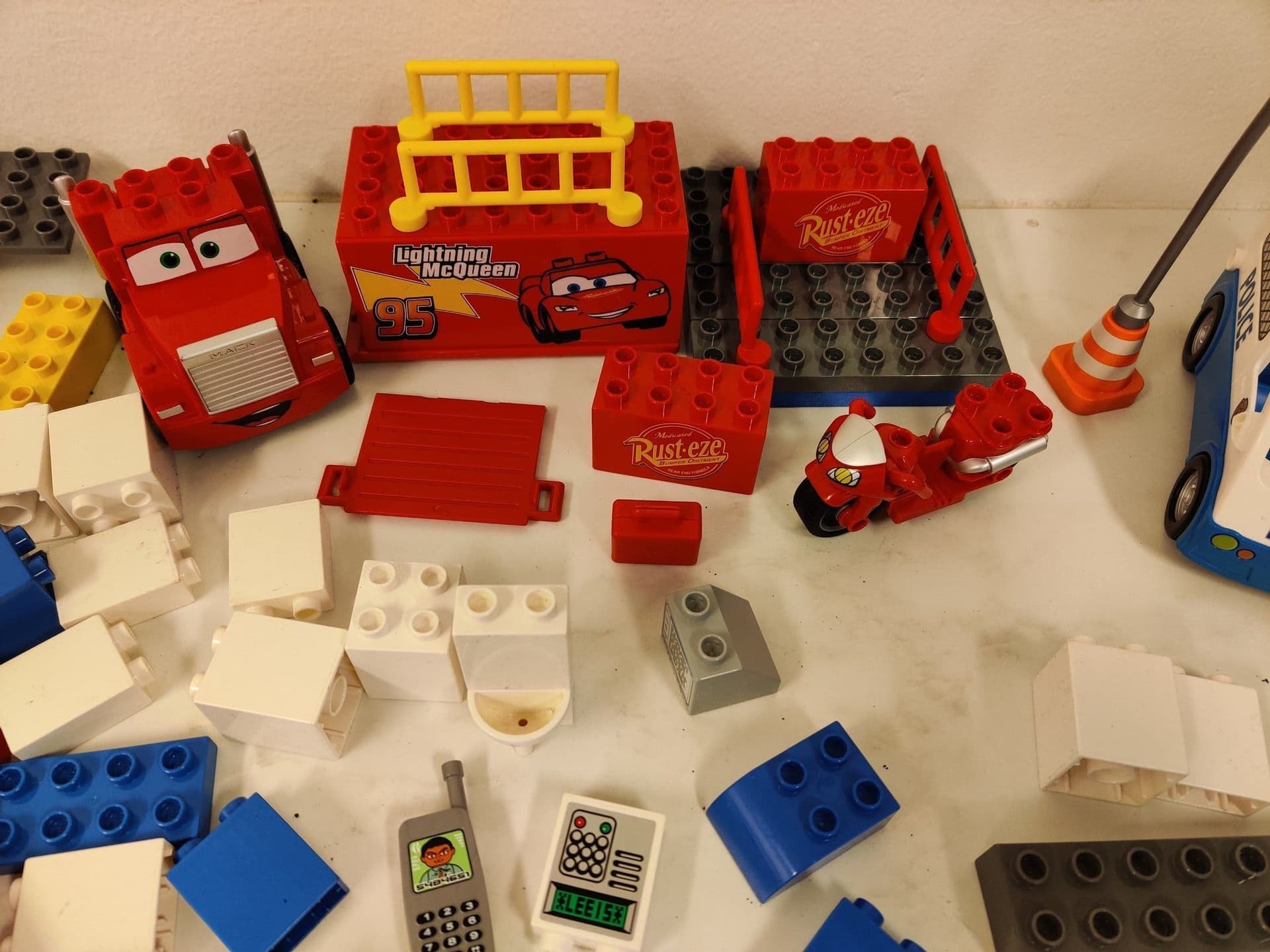 Lego Duplo, stor samling figurer, polisbilar och bitar + Blixten Mc Queen m.m.