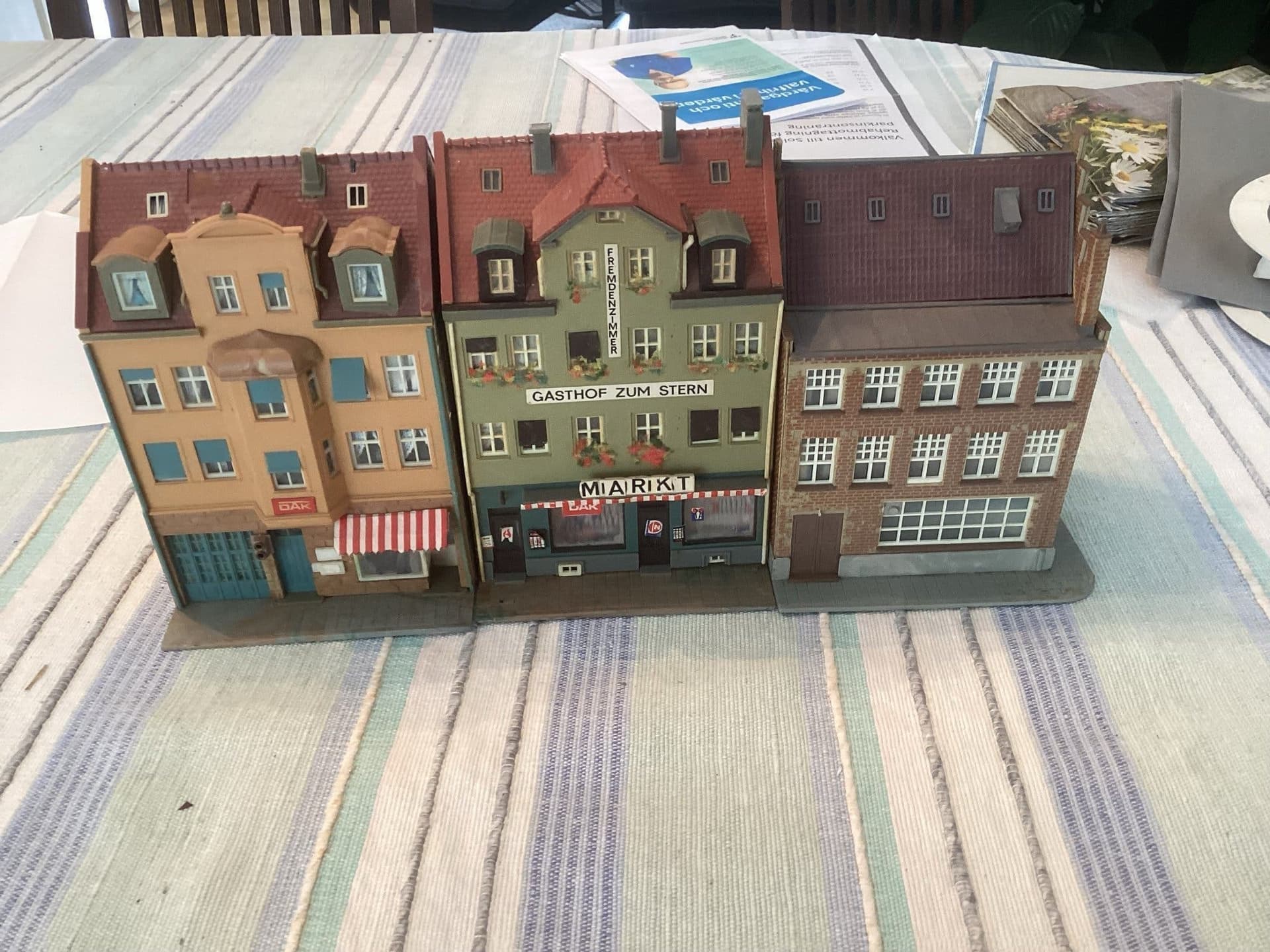Modelljärnvägen HO 3 st fina fastigheter som passar tillsammans i ett kvarter.