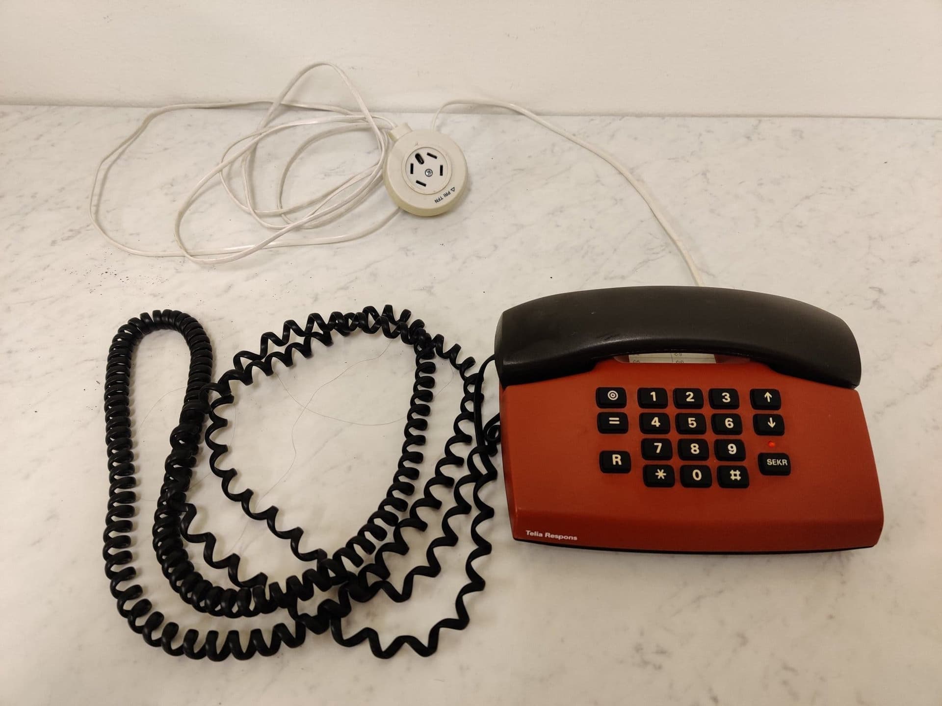 Vintage, retro, klassisk röd telefon, knapptelefon, Telia Respons + dosa