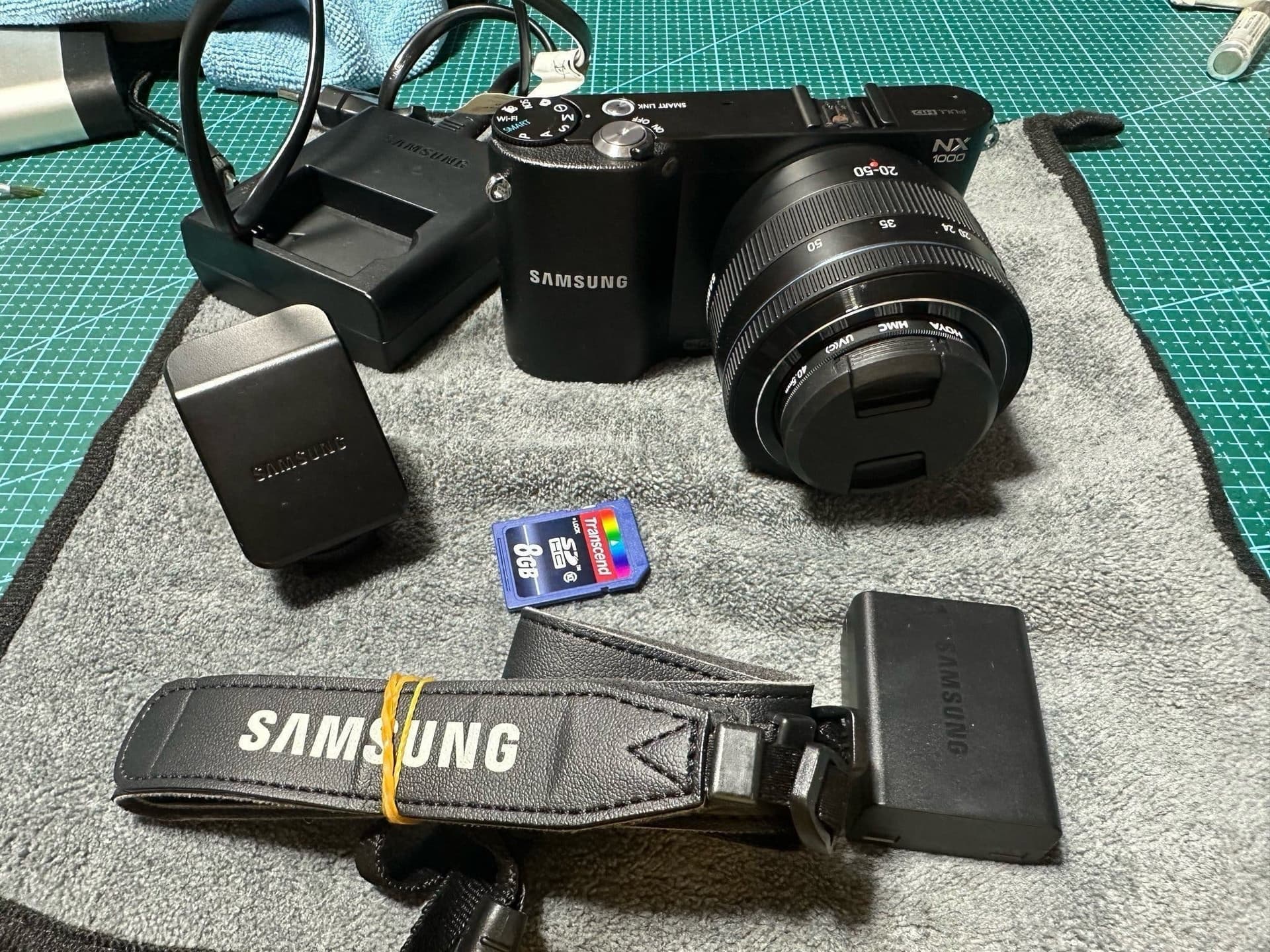 Samsung NX1000 20.3 MEGA PIXELS+ Samsung 20-50mm f/3.5-5.6 ED