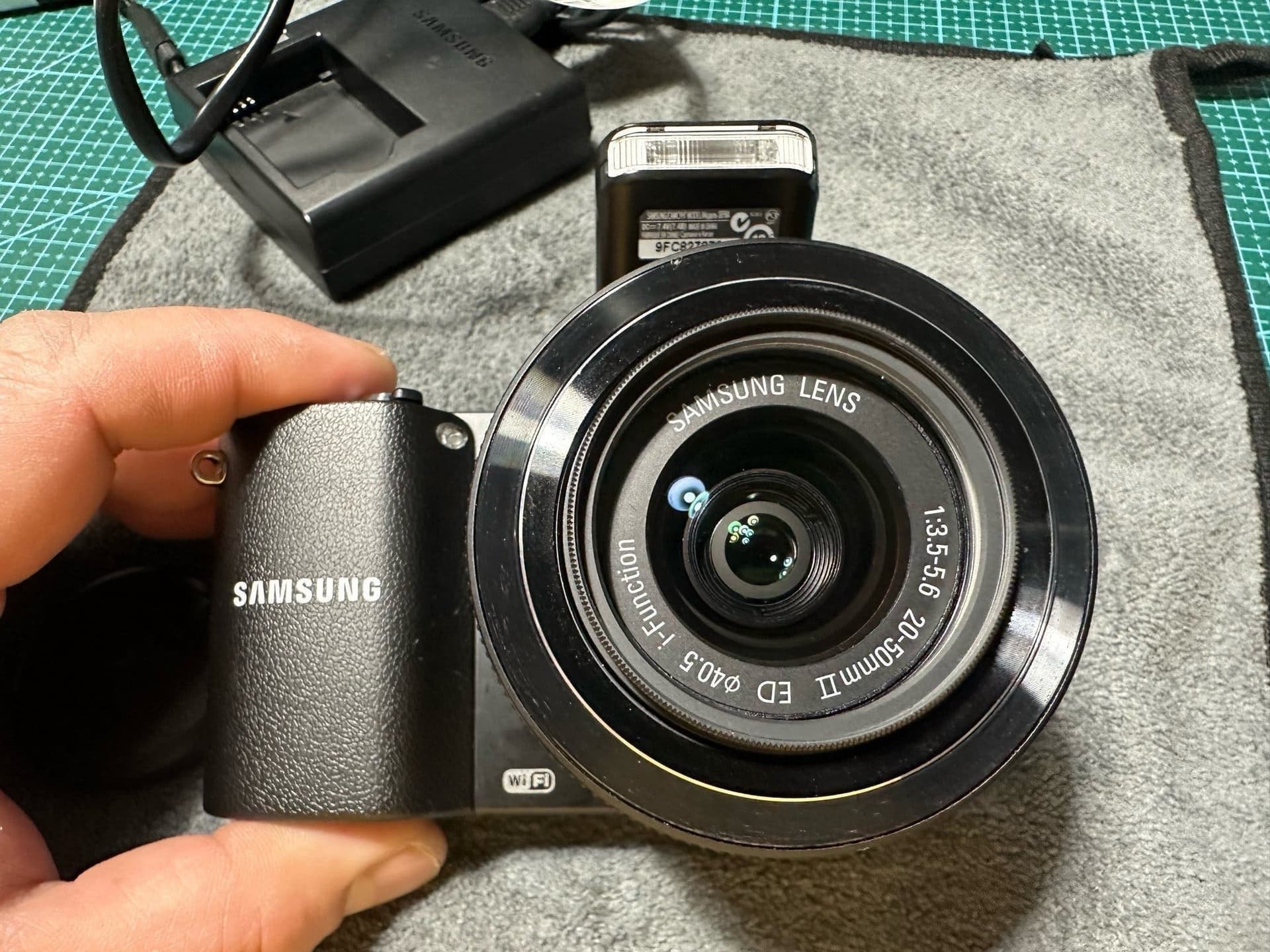 Samsung NX1000 20.3 MEGA PIXELS+ Samsung 20-50mm f/3.5-5.6 ED