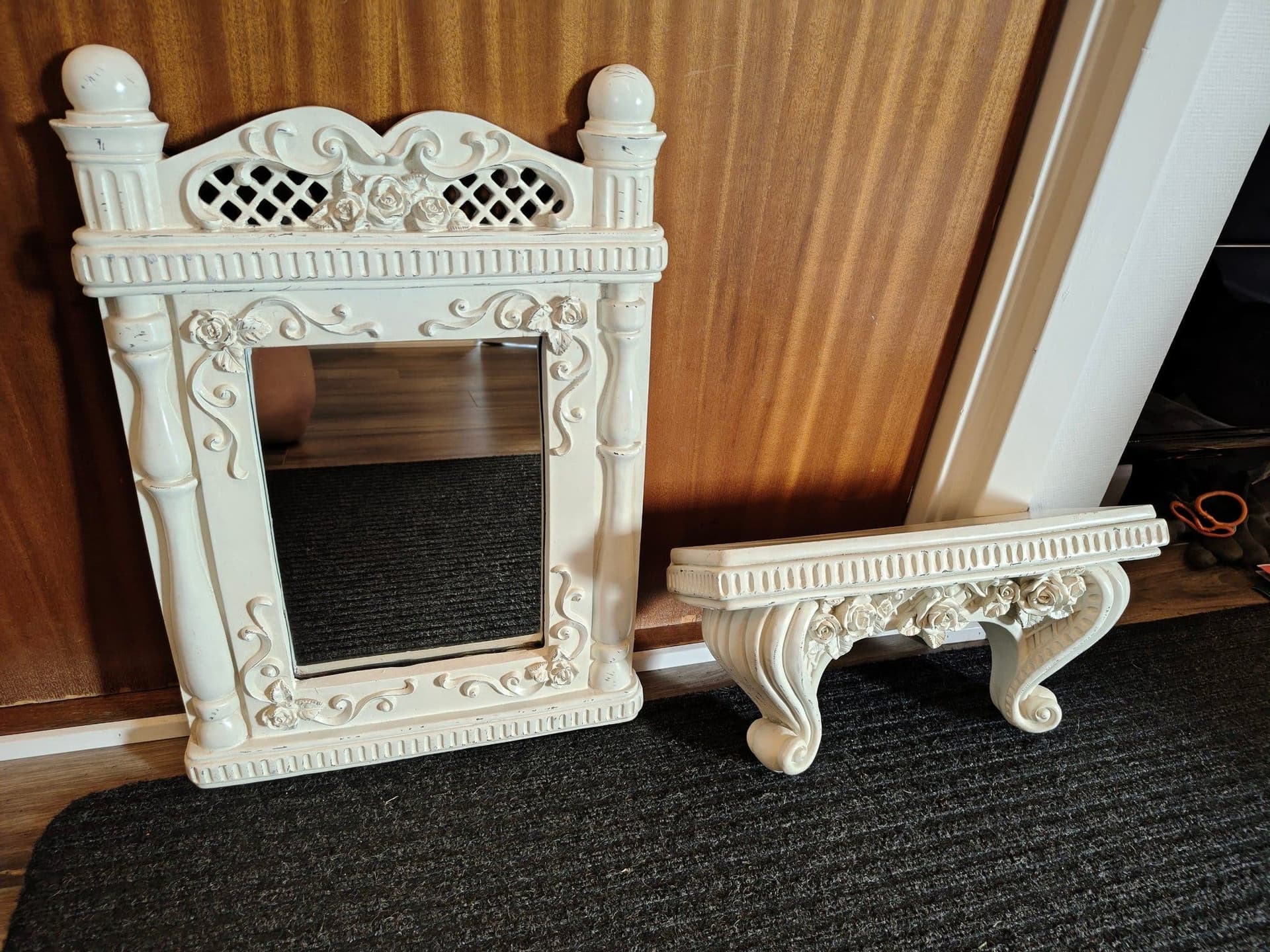 Spegel och hylla i shabby chic-stil