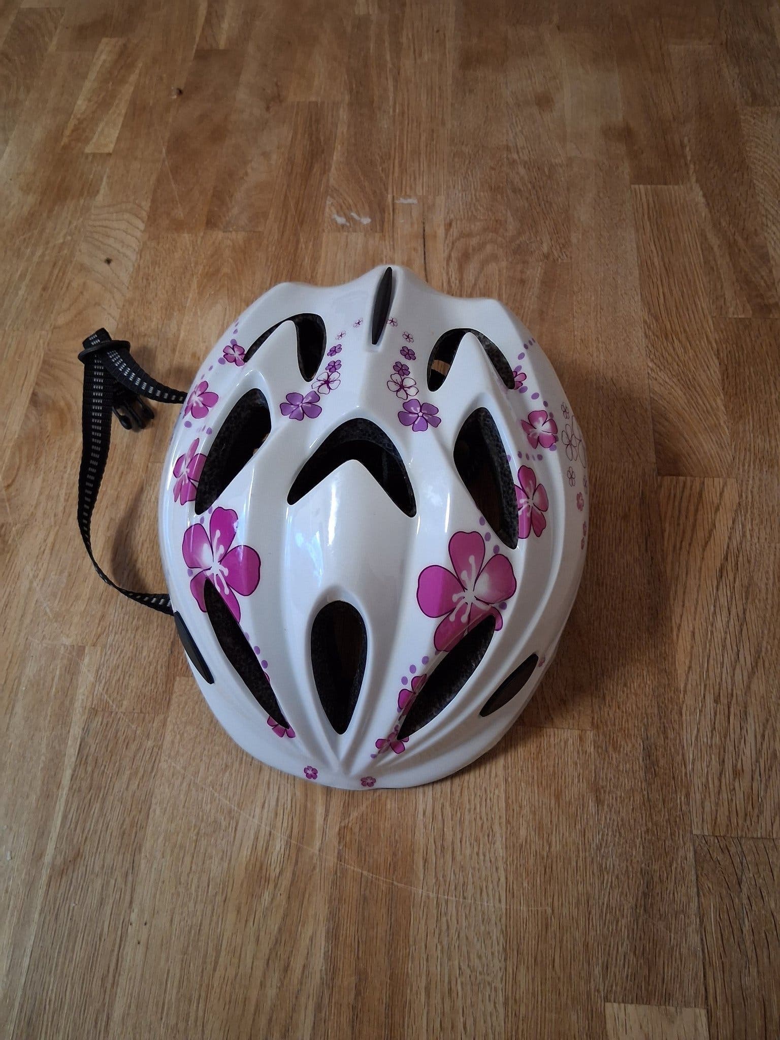 Cykelhjälm vit med lila/rosa blommor, storlek M (52-56 cm)