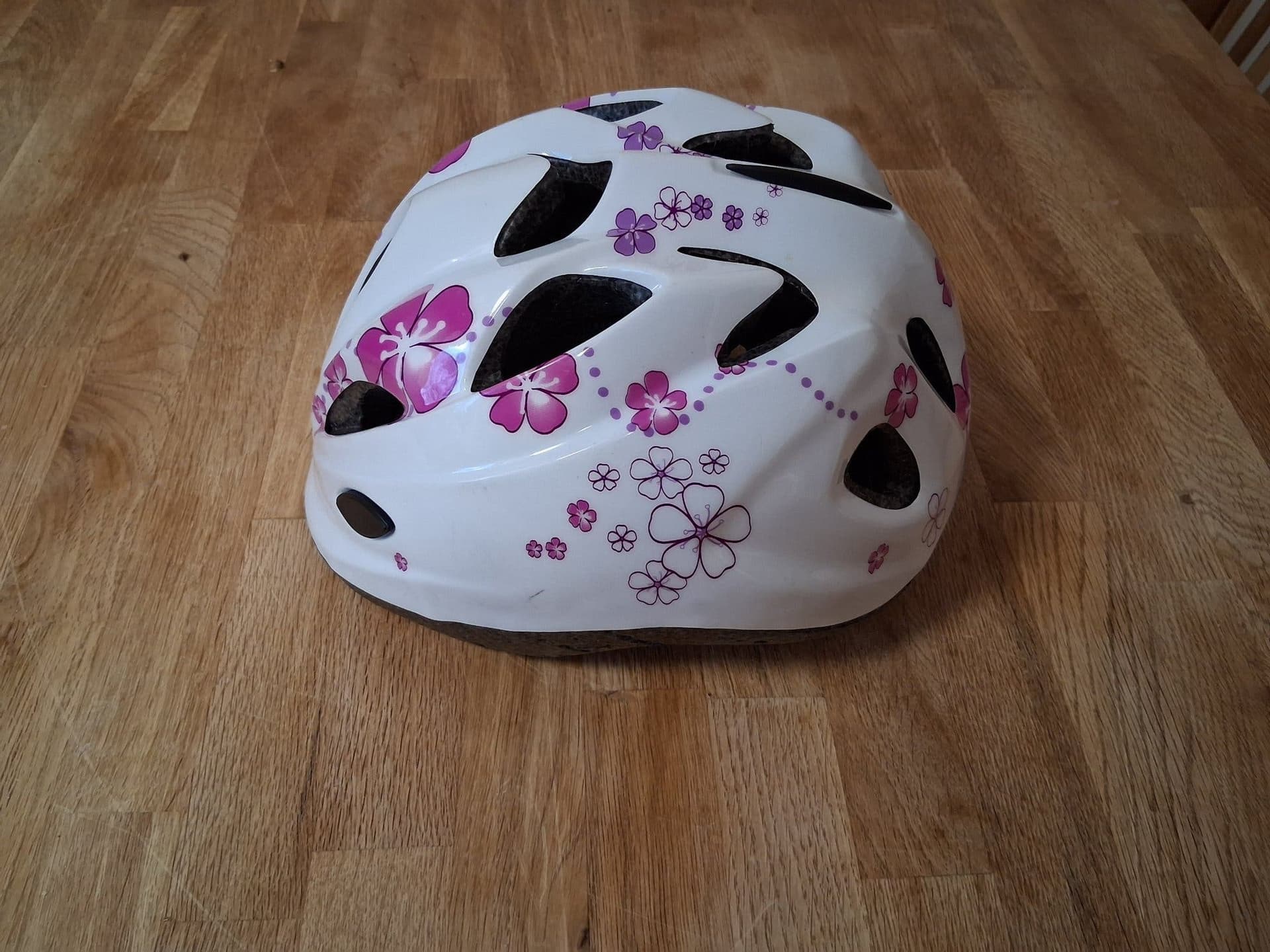 Cykelhjälm vit med lila/rosa blommor, storlek M (52-56 cm)