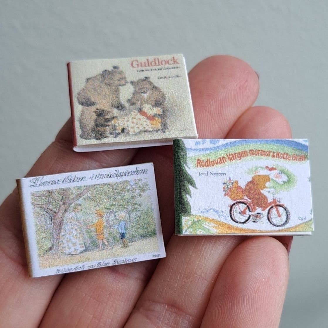 1:12 Miniatyr Barnböcker till dockhus, 3 st