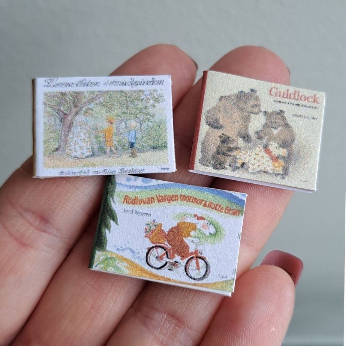1:12 Miniatyr Barnböcker till dockhus, 3 st