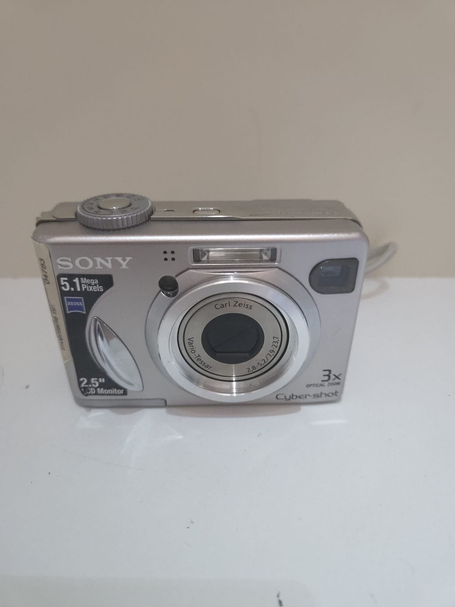 Digitalkamera från Sony med tillbehör.