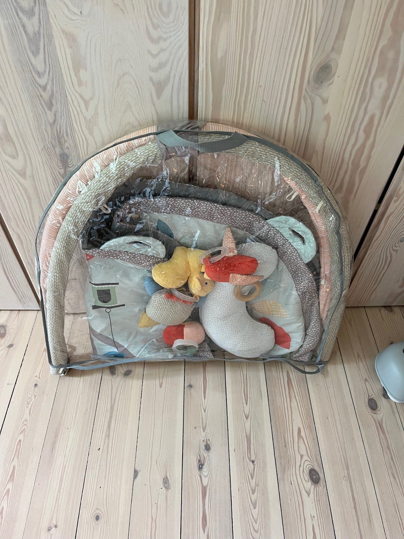 Babygym med leksaker