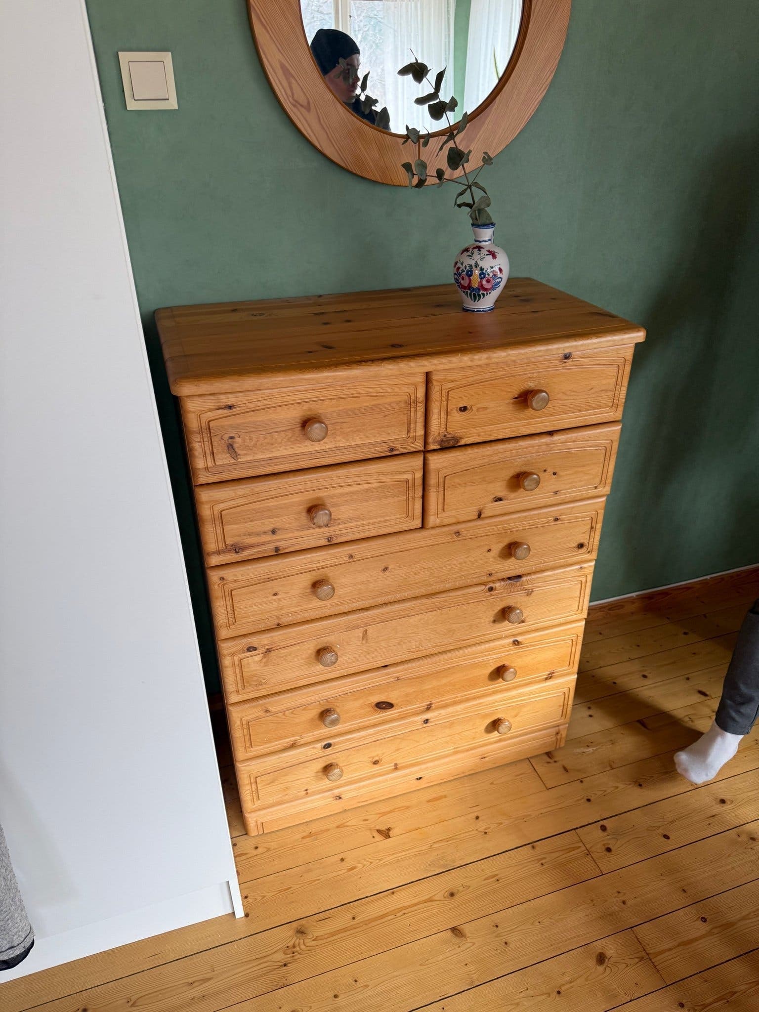 Furu byrå med 8 lådor