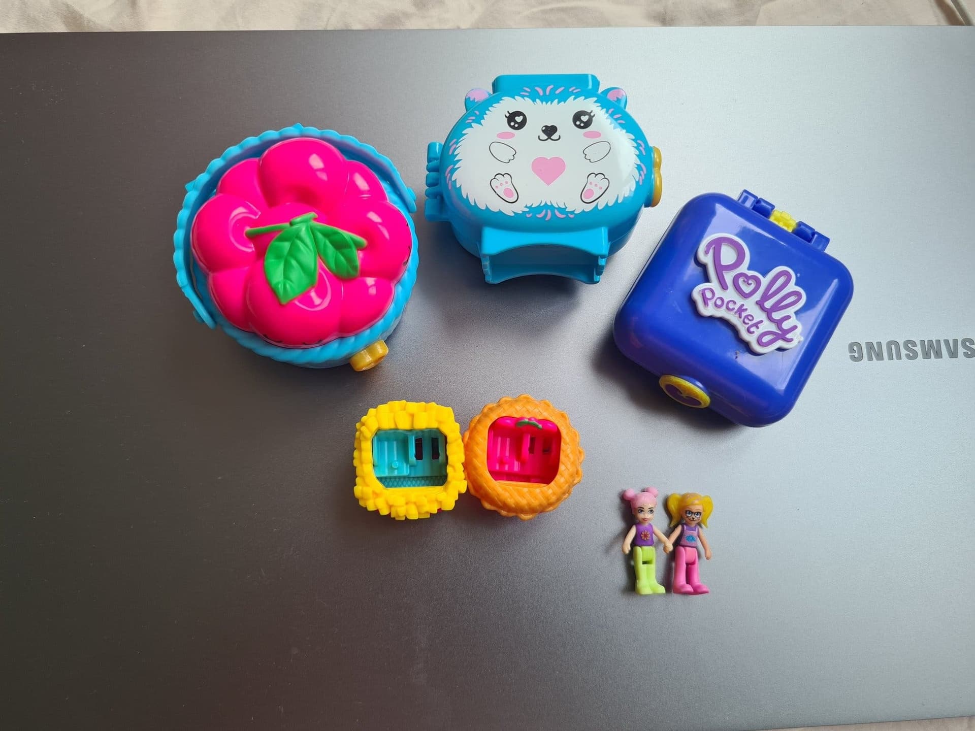 Polly Pocket-paket – 3 söta mini-lekset med dockor och tillbehör!