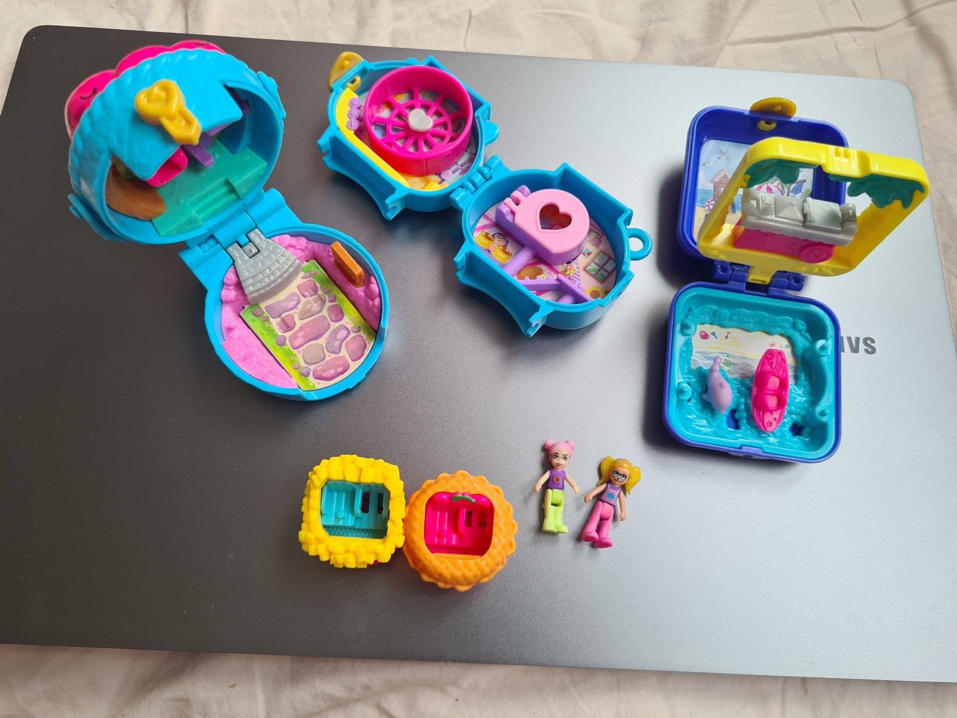 Polly Pocket-paket – 3 söta mini-lekset med dockor och tillbehör!