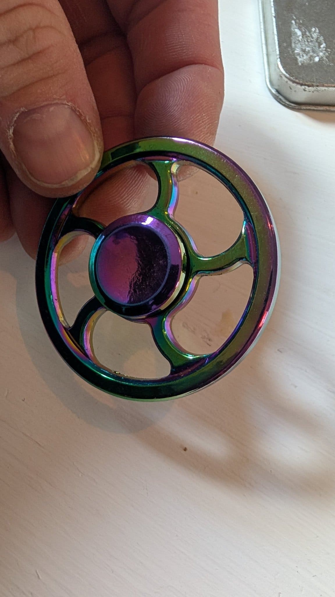 Mkt bra, Fidget spinner i metall med regnbågsfärg