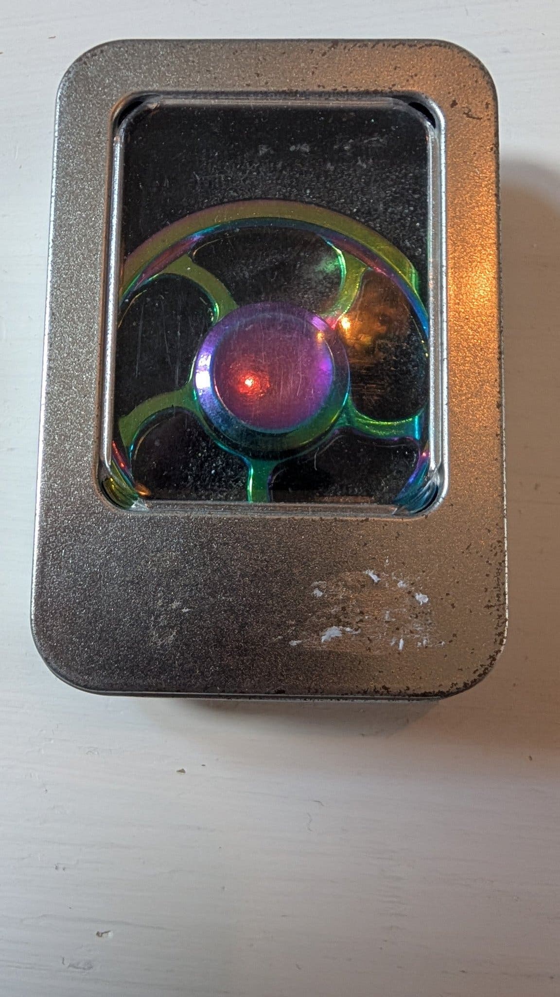 Mkt bra, Fidget spinner i metall med regnbågsfärg