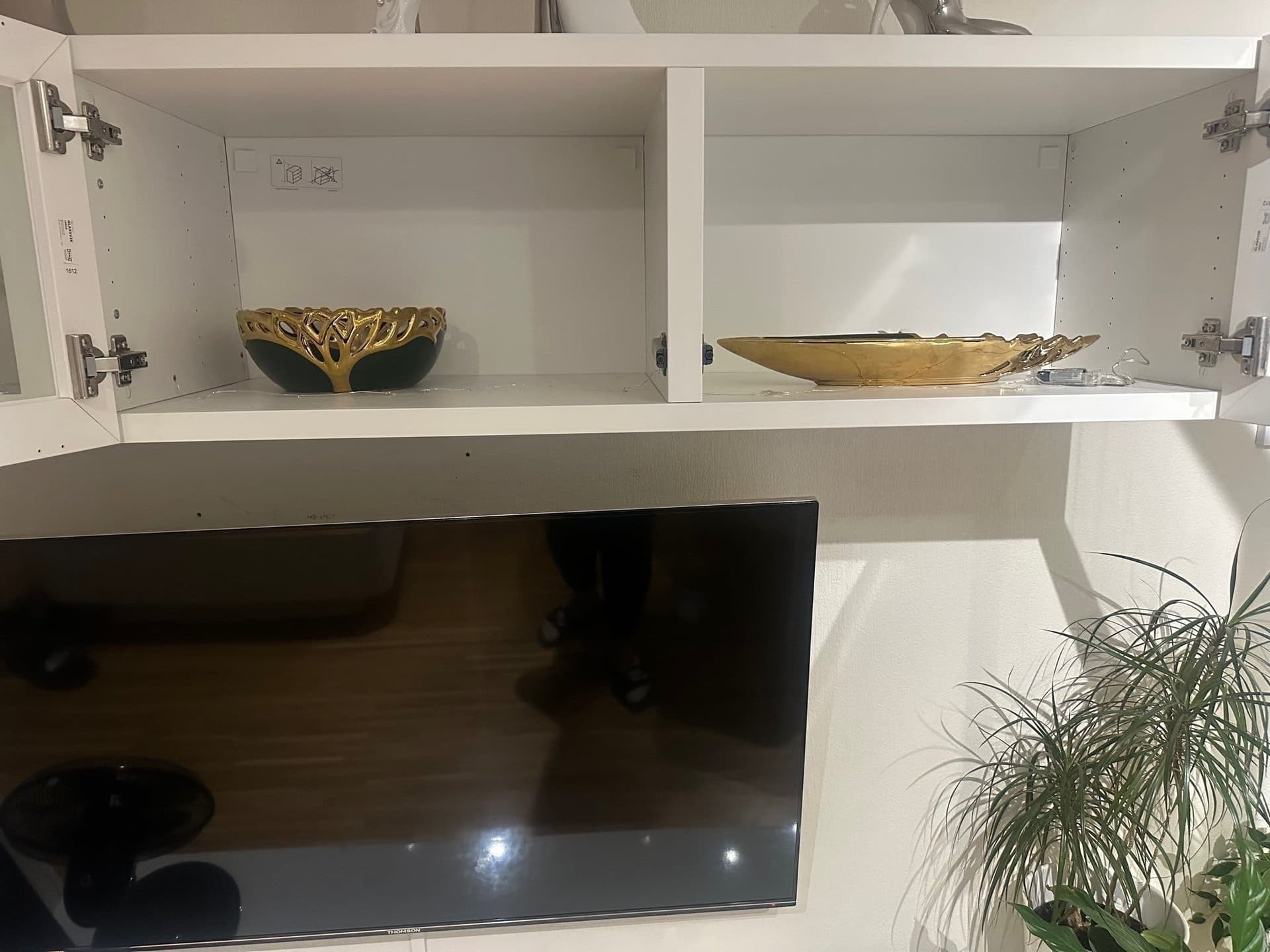 VÄGGMONTERAD SKÅPKOMBINATION VIT MED GLASDÖRRAR