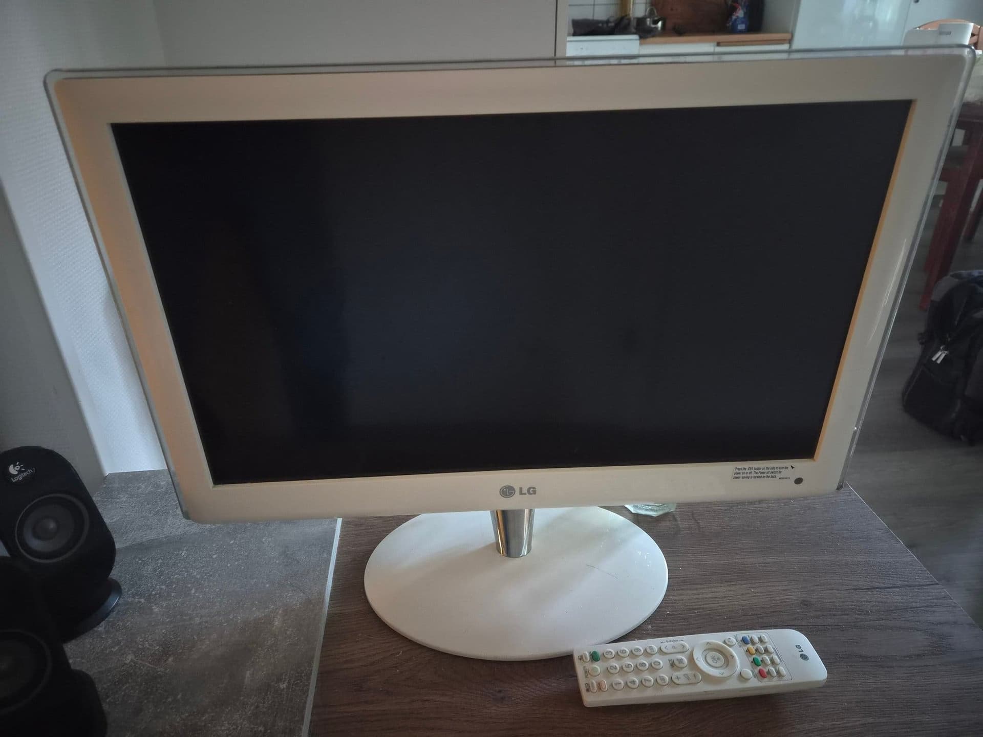 22" LG TV med fjärrkontroll
