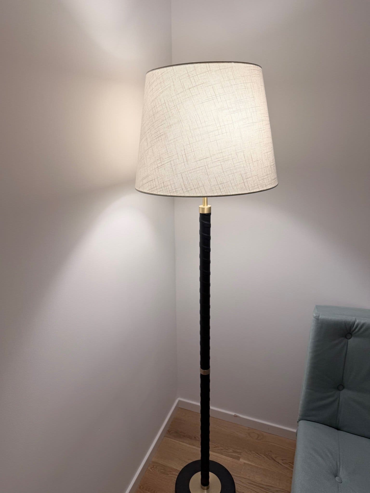 Golvlampa med vit lampskärm
