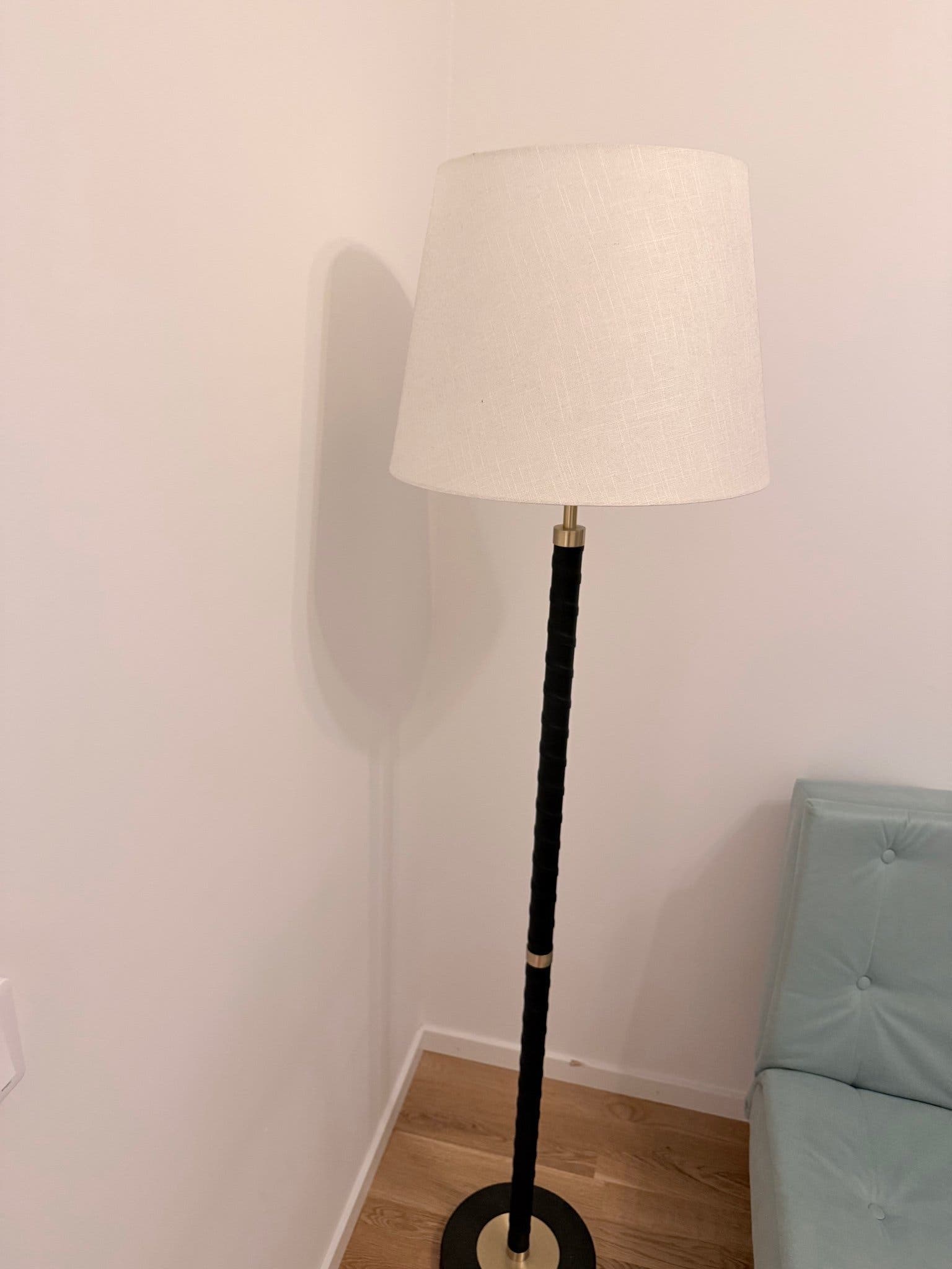 Golvlampa med vit lampskärm
