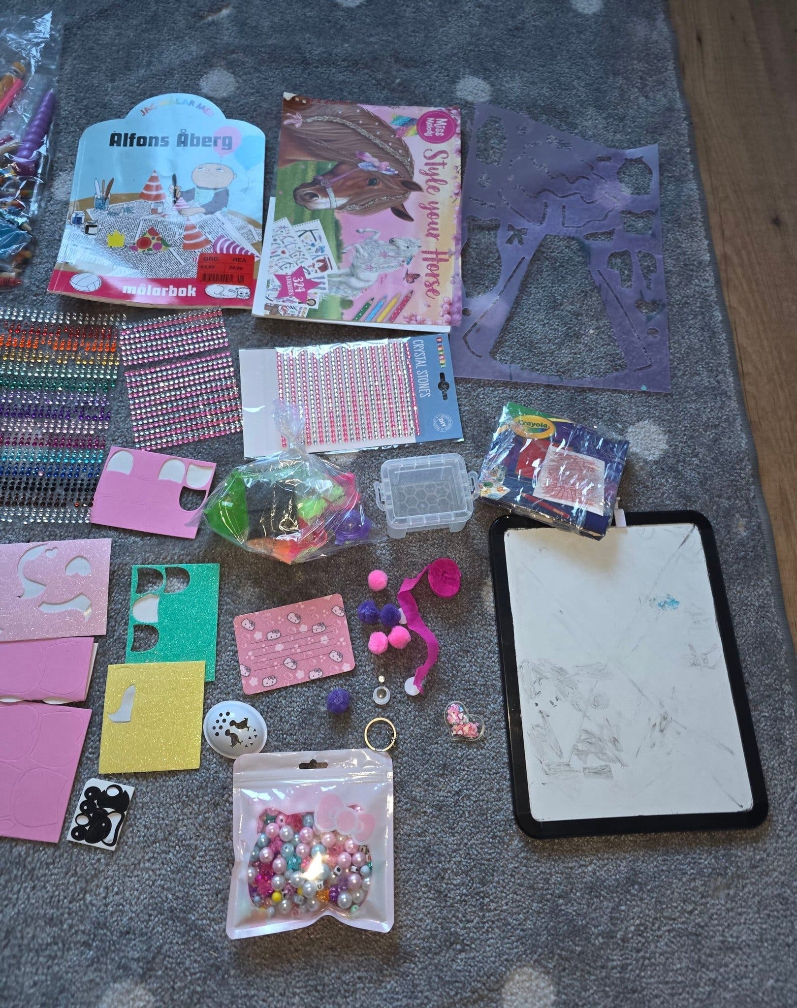 Kreativt pysselpaket med målarböcker och pysselmaterial