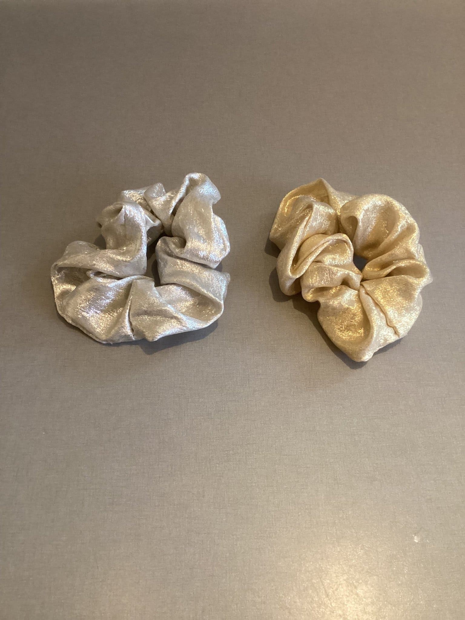 Två Glänsande Scrunchies - Guld och Silver