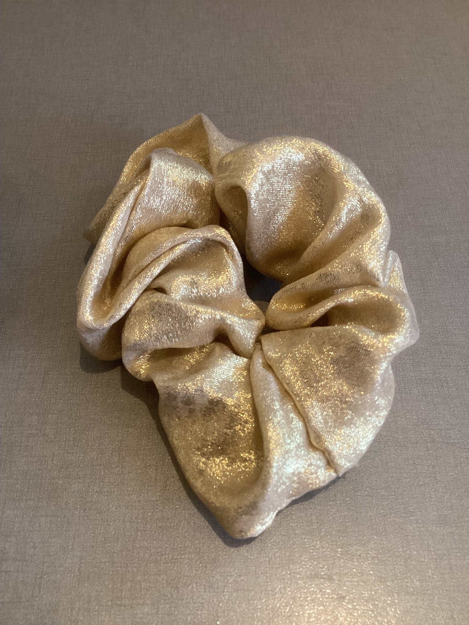 Två Glänsande Scrunchies - Guld och Silver