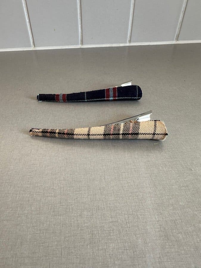 Beige, mörkblåa hårspännen, 2 st