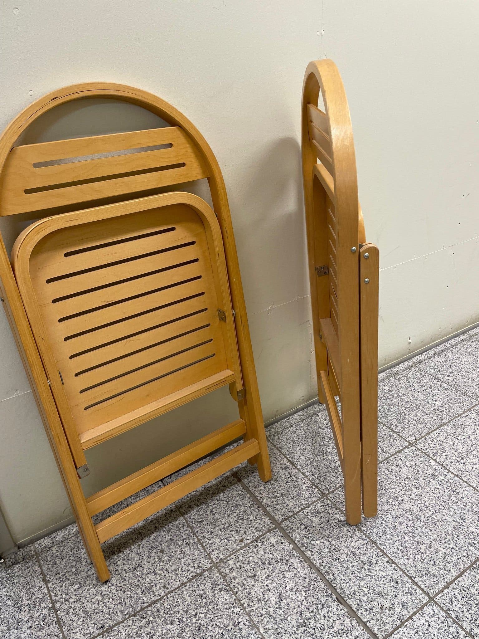Fällbara stolar i trä