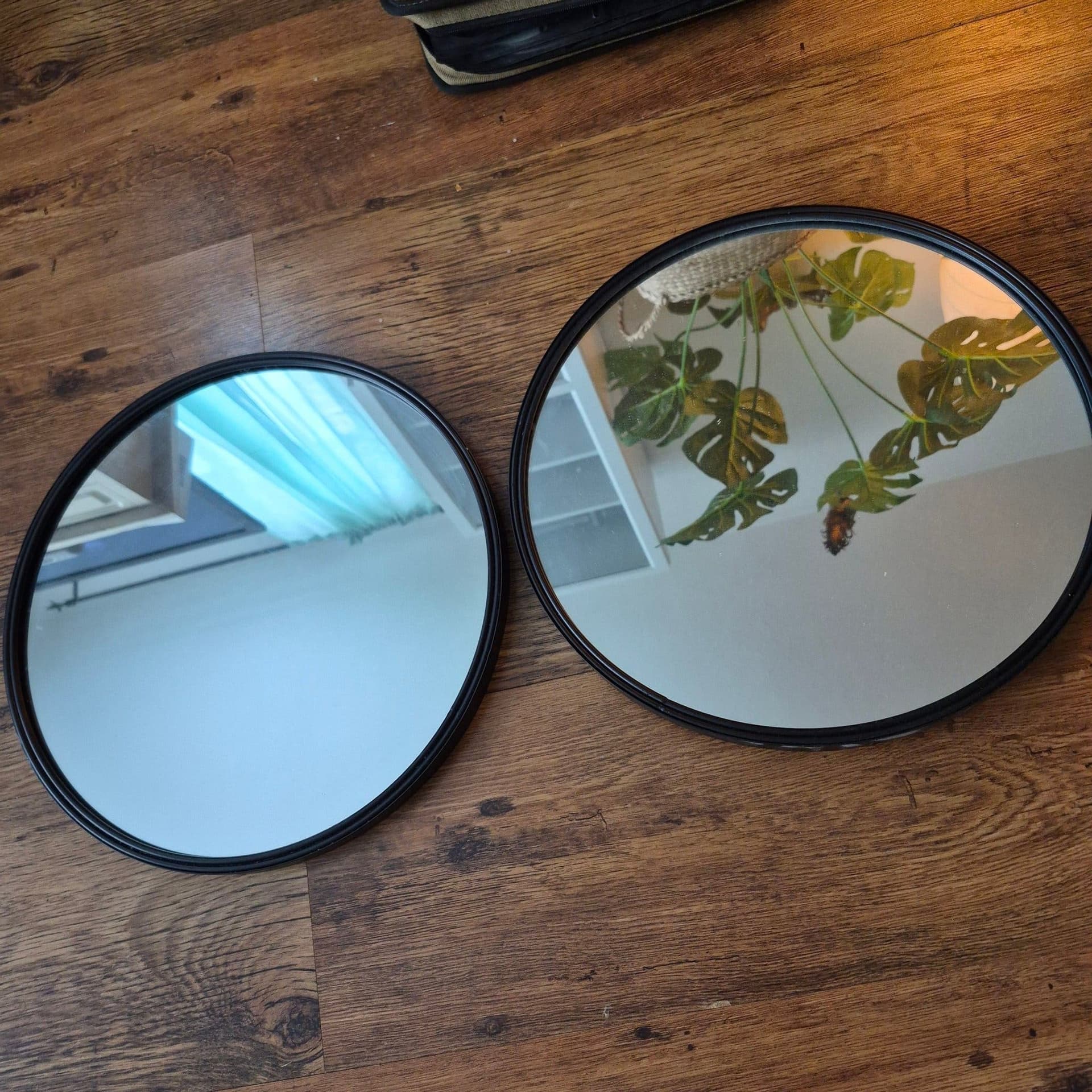 Två runda speglar med svart ram, 30*30cm nyskick!