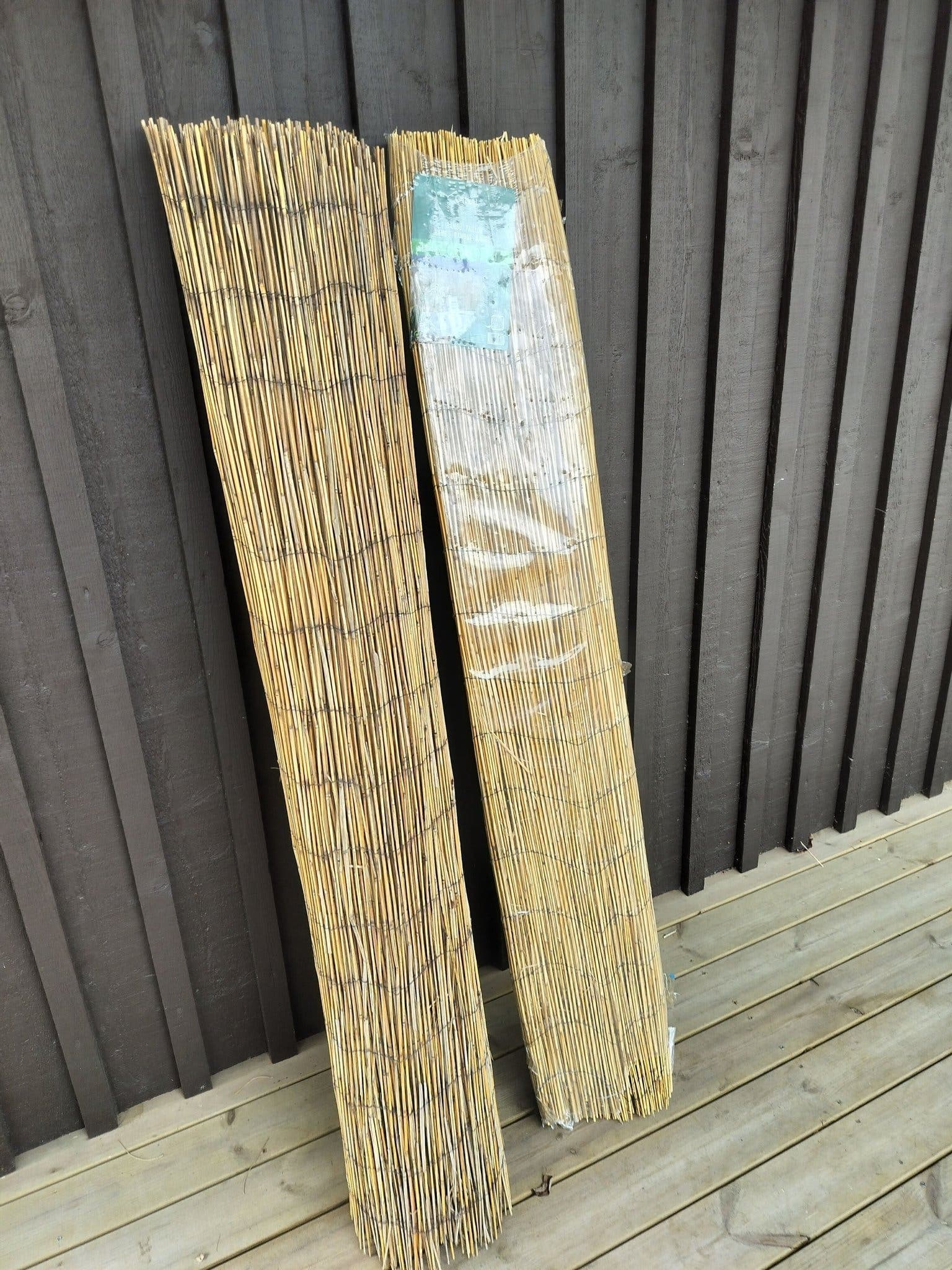 Två bambuskärmar, höjd 1,5 m och längd 5 m