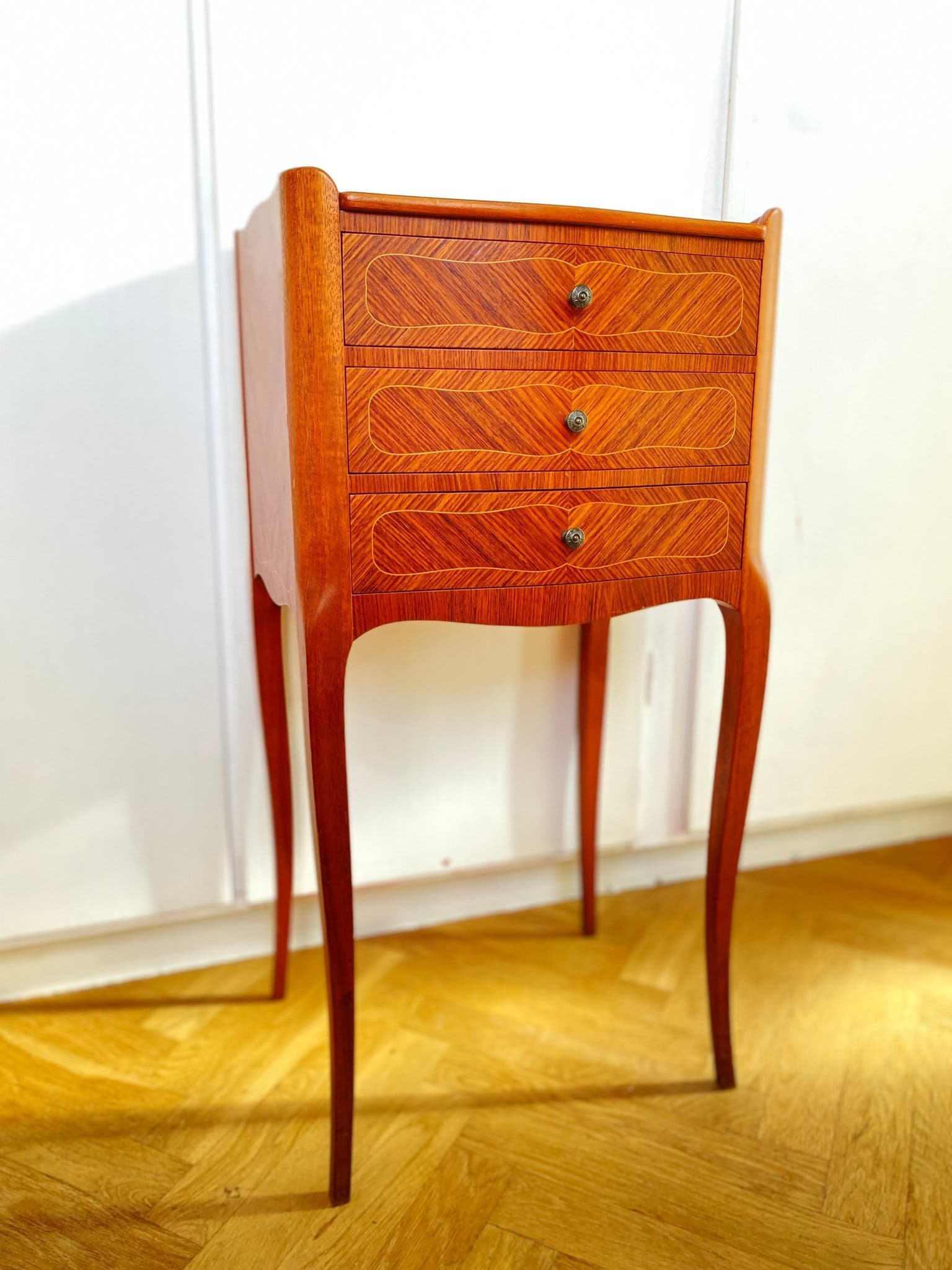 Par Louis XV-inspirerade sängbord / nattduksbord med 3 lådor