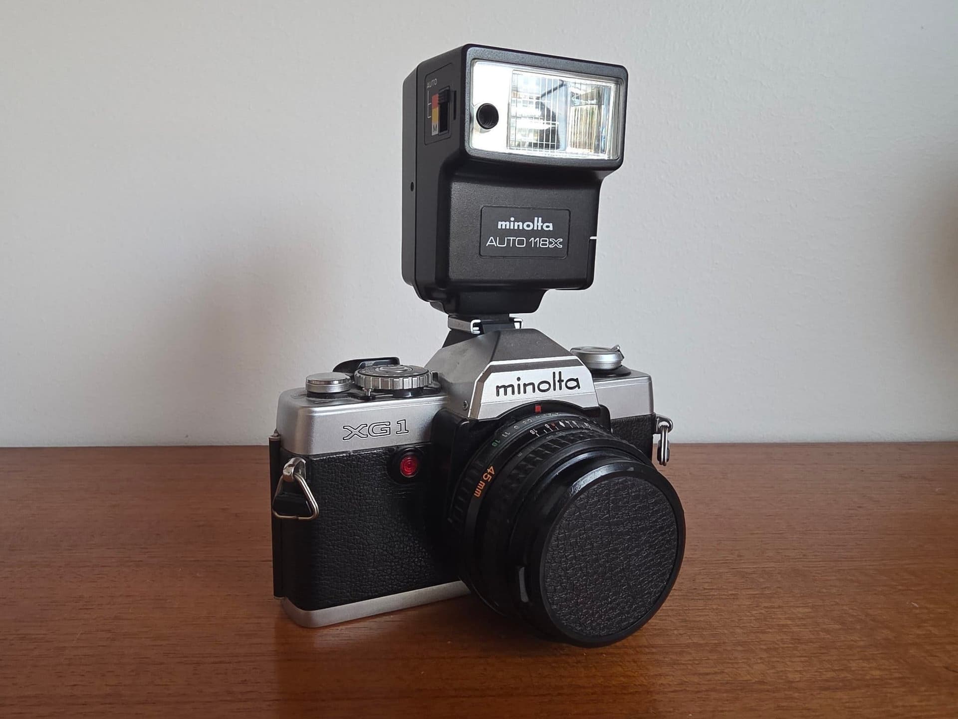 Minolta XG-1 analog systemkamera med objektiv och blixt – mycket fint skick