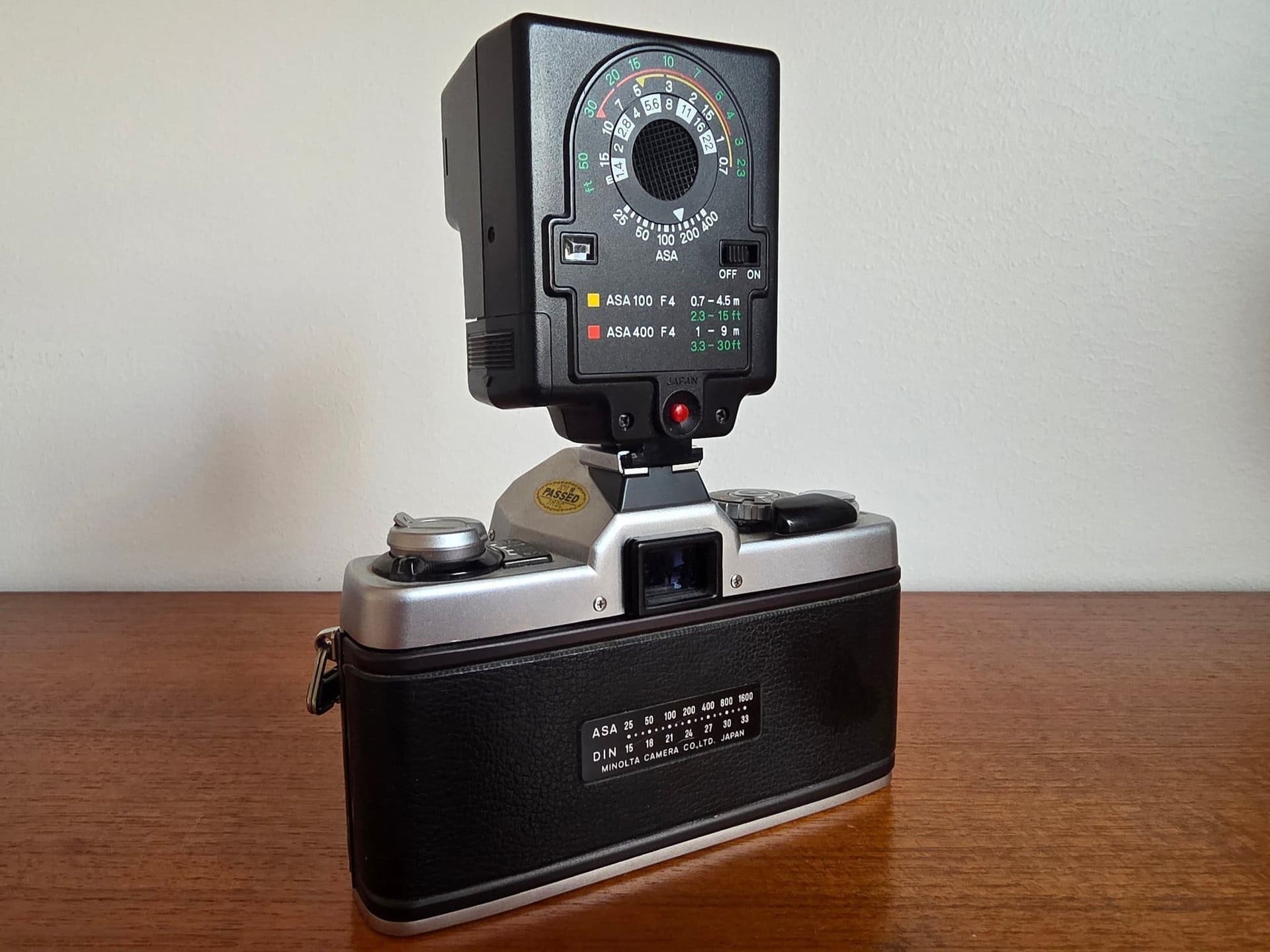 Minolta XG-1 analog systemkamera med objektiv och blixt – mycket fint skick