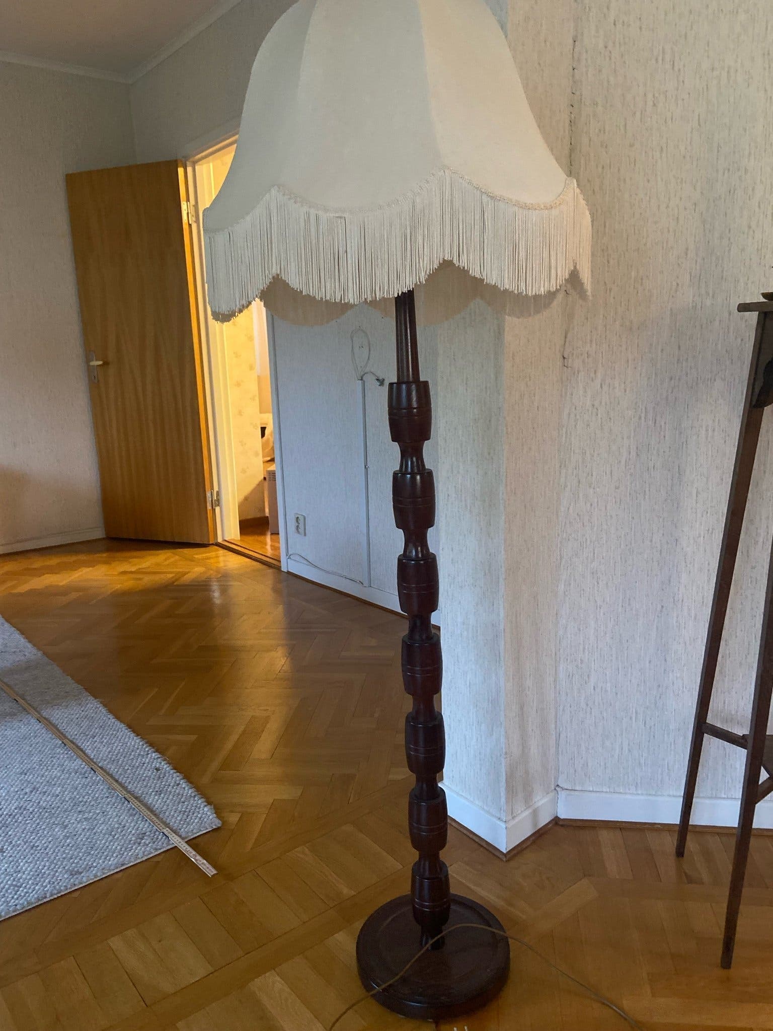 Golvlampa med fransad skärm