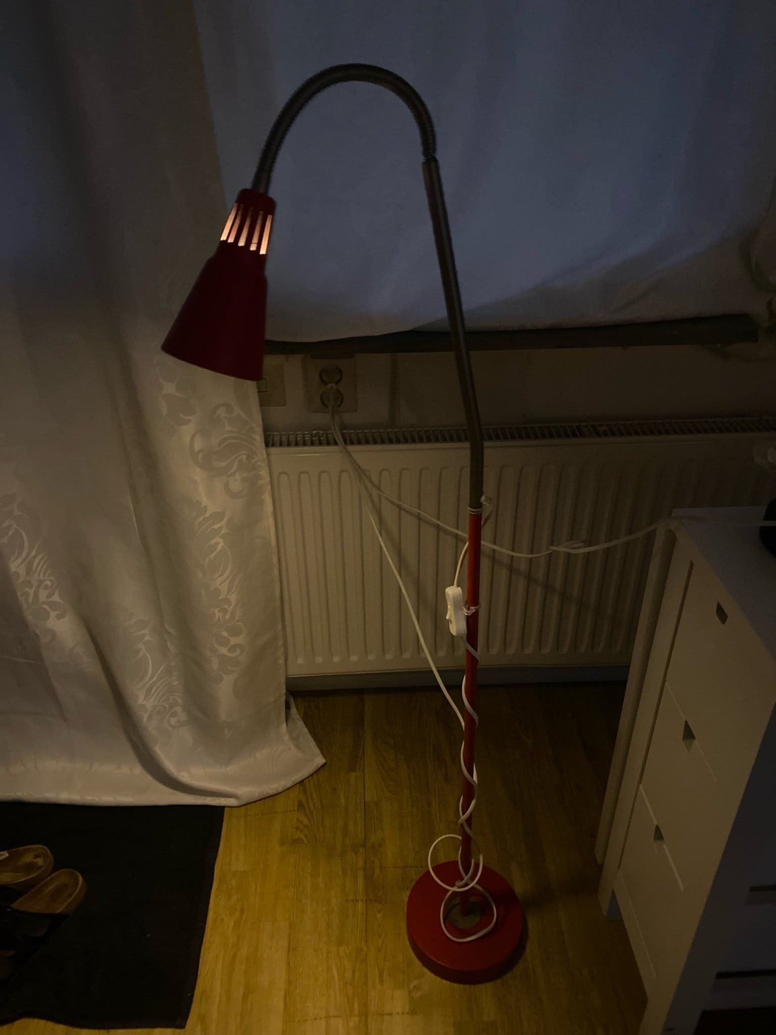 Golvlampa med röd skärm och fot