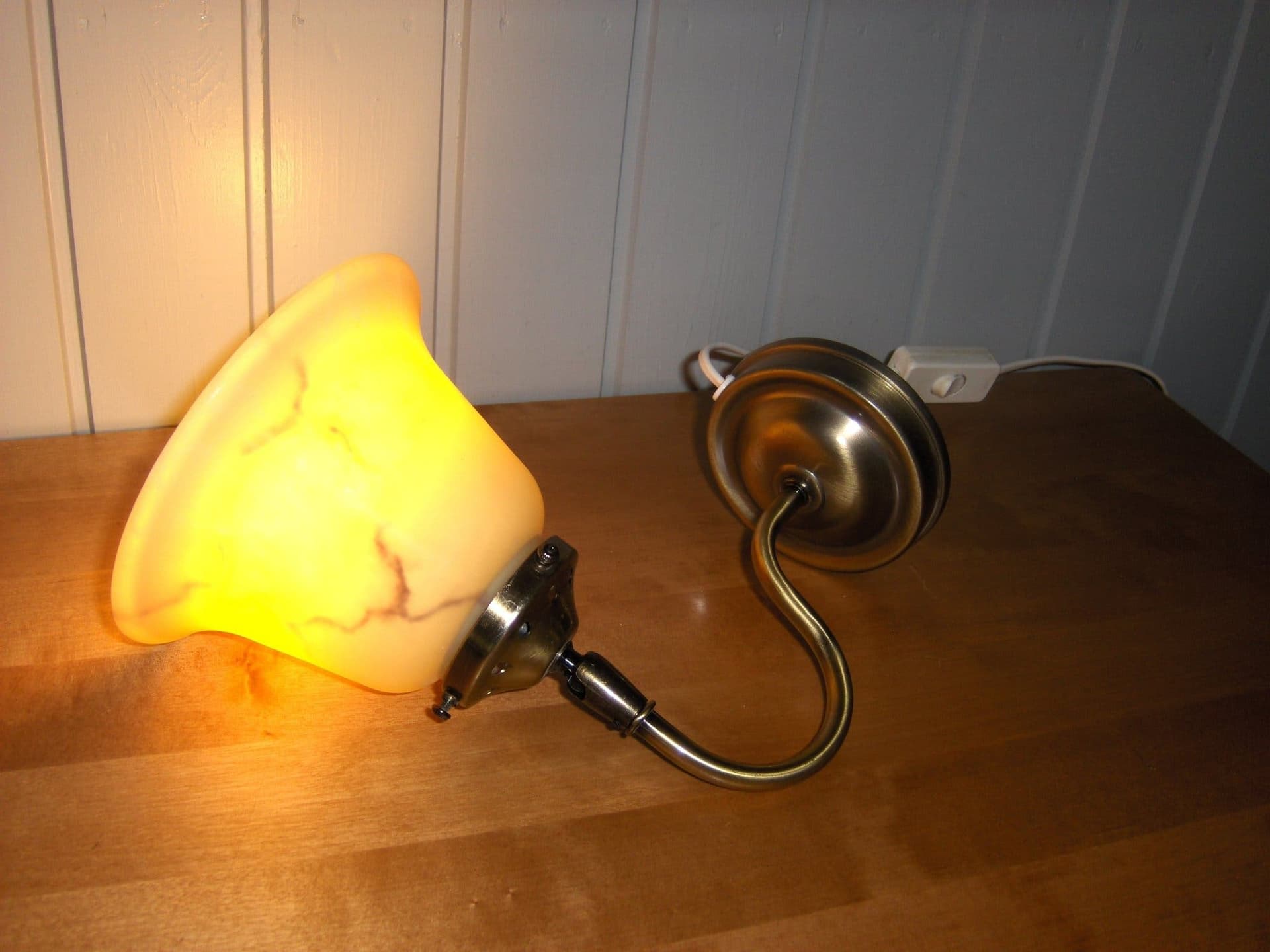 Vägglampa i mässing med glaskupa