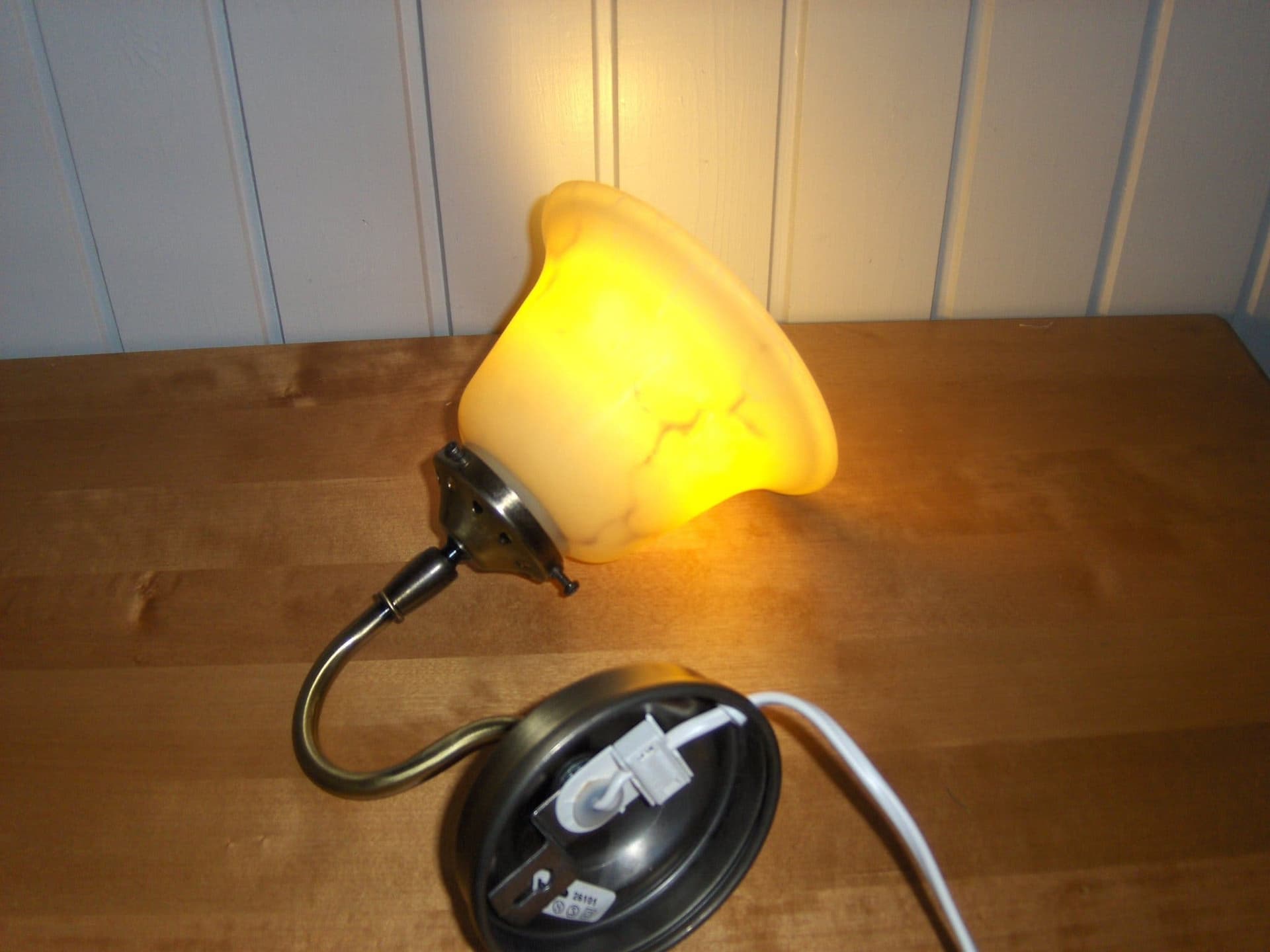 Vägglampa i mässing med glaskupa